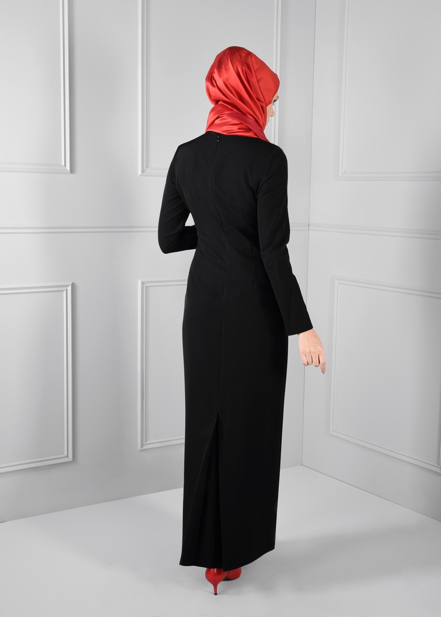 Tesettür giyim SİYAH ÜSTÜ KÜRK DETAYLI BROŞLU DAR KESİM ELBİSE 4631