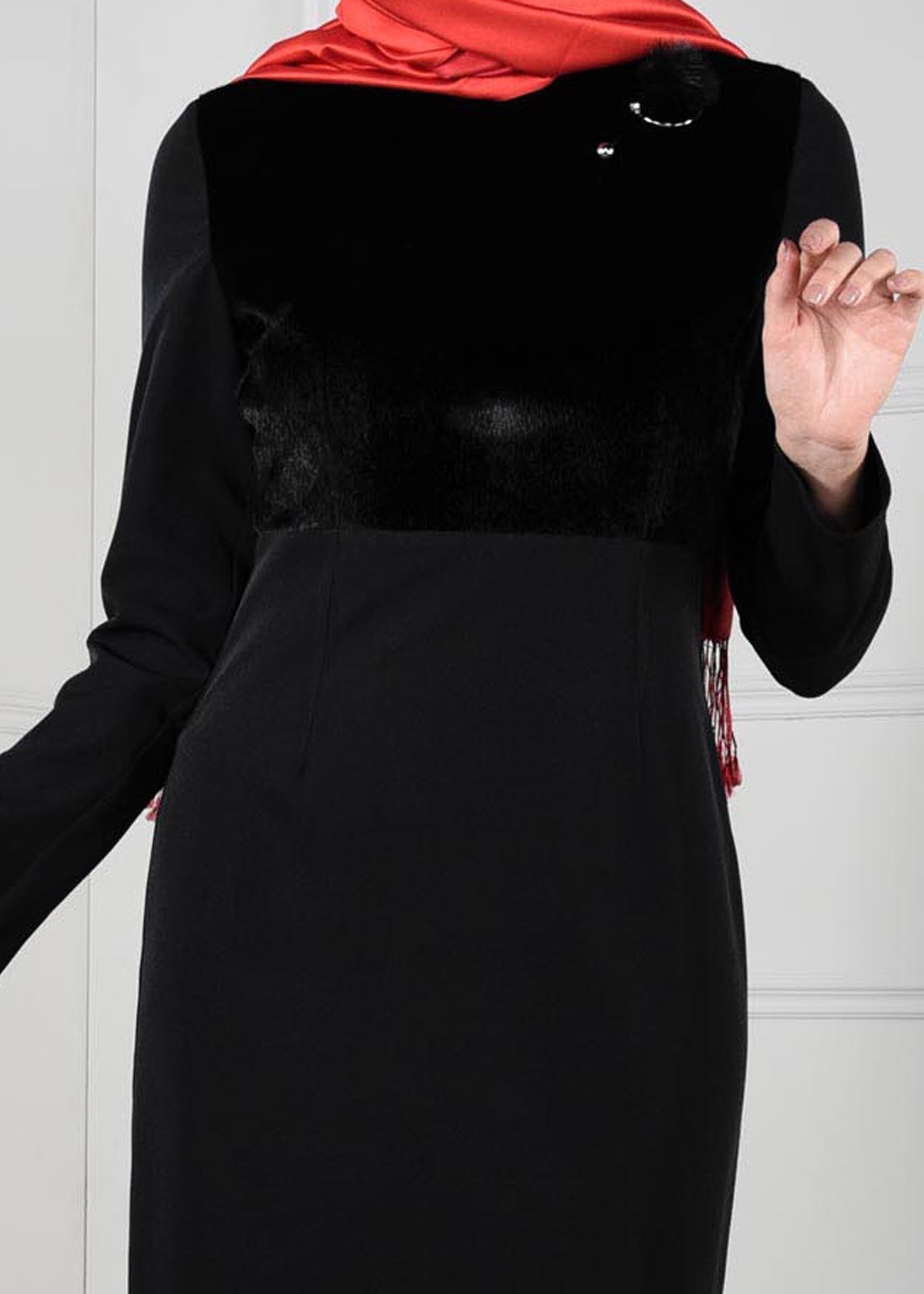 Tesettür giyim SİYAH ÜSTÜ KÜRK DETAYLI BROŞLU DAR KESİM ELBİSE 4631