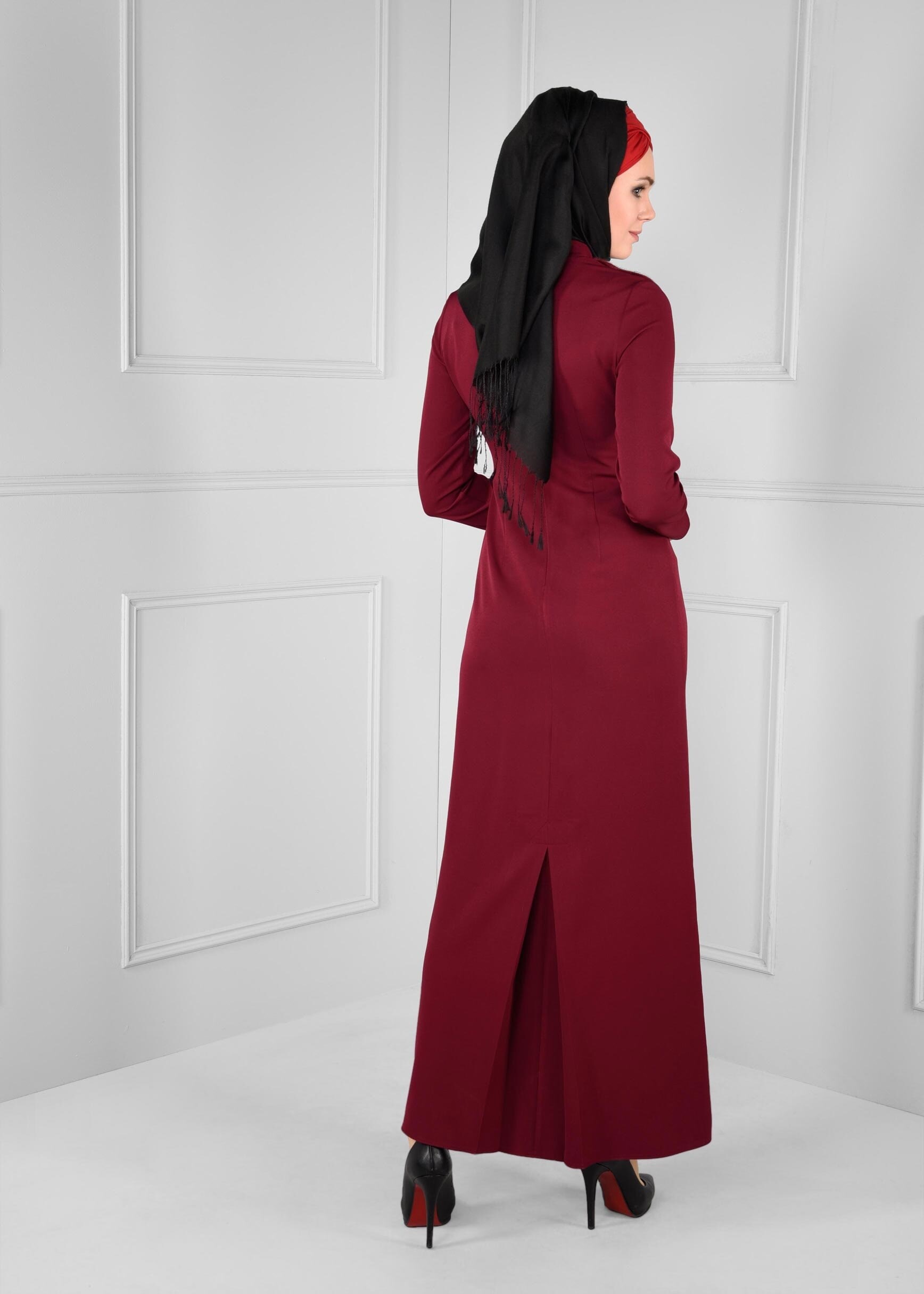 Tesettür giyim BORDO ÜSTÜ KÜRK DETAYLI BROŞLU DAR KESİM ELBİSE 4631