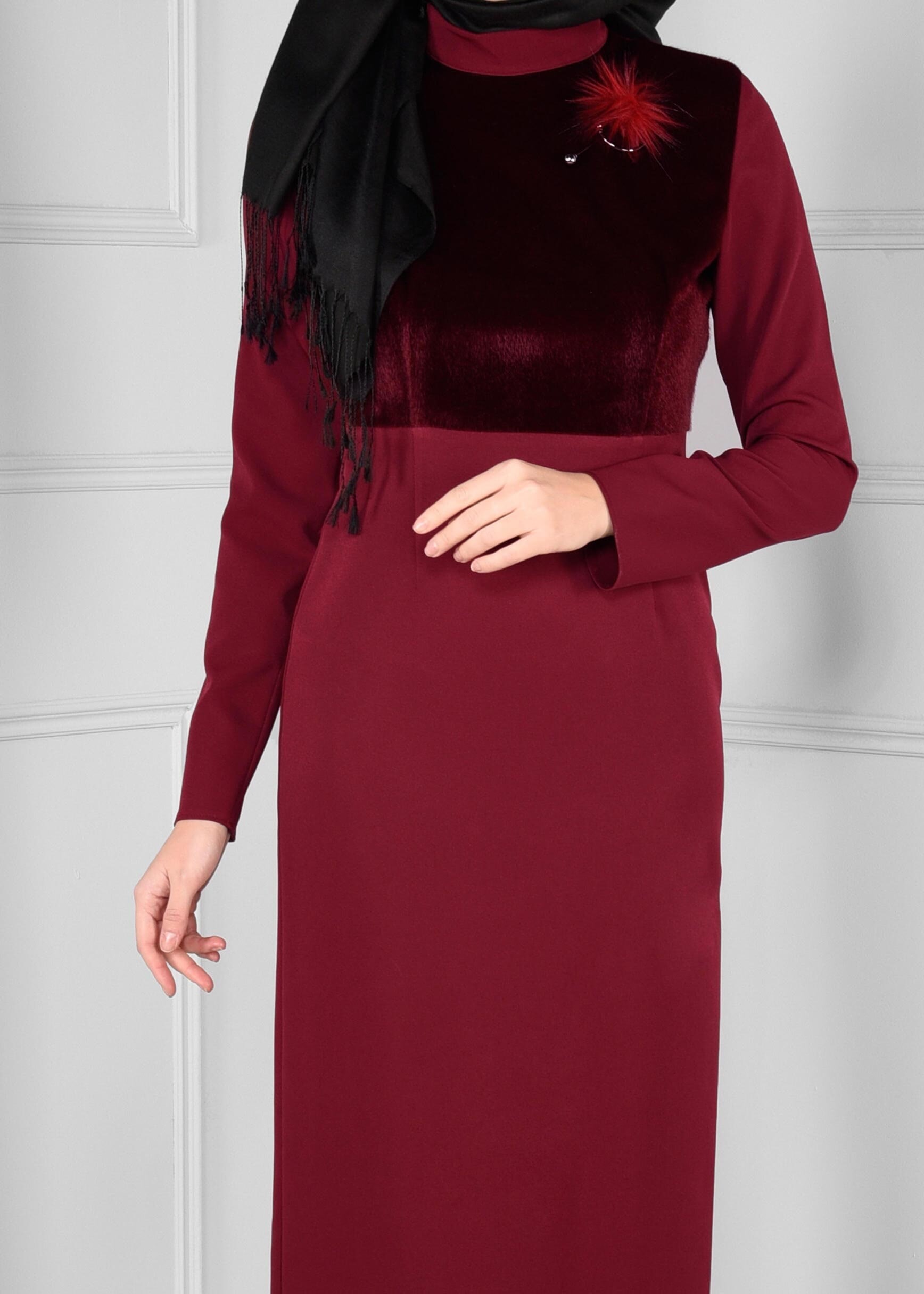 Tesettür giyim BORDO ÜSTÜ KÜRK DETAYLI BROŞLU DAR KESİM ELBİSE 4631
