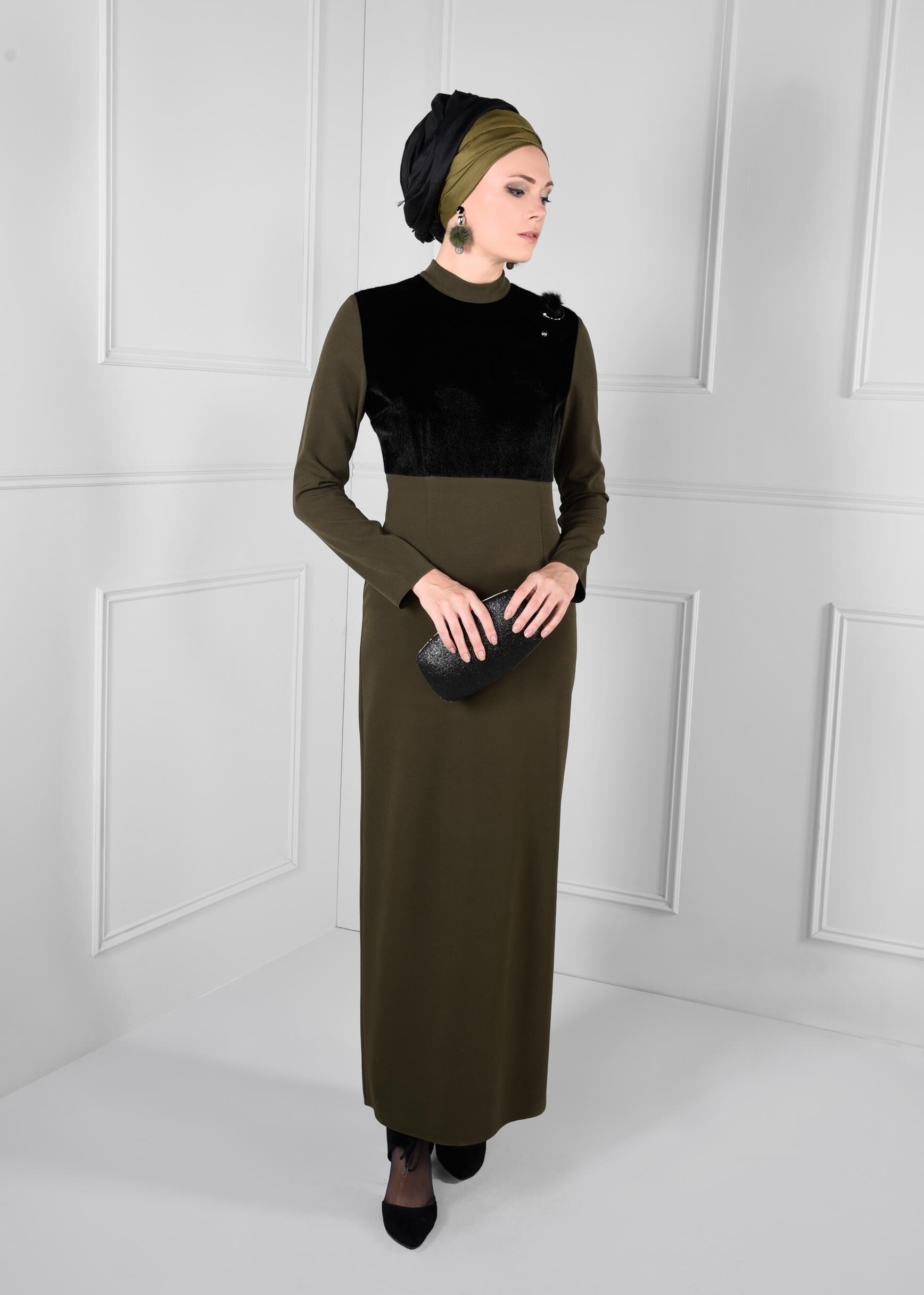 Tesettür giyim HAKİ ÜSTÜ KÜRK DETAYLI BROŞLU DAR KESİM ELBİSE 4631