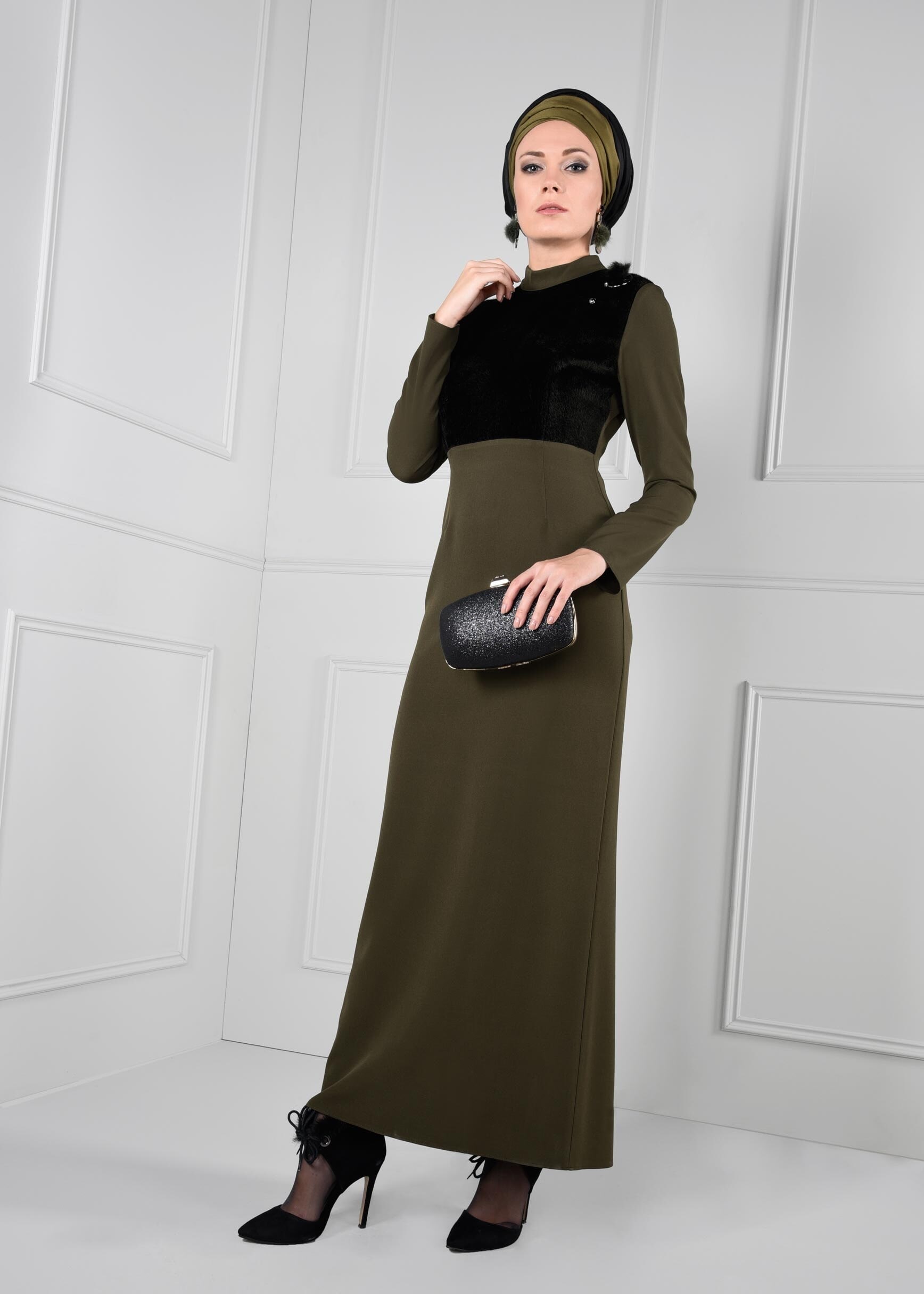 Tesettür giyim HAKİ ÜSTÜ KÜRK DETAYLI BROŞLU DAR KESİM ELBİSE 4631