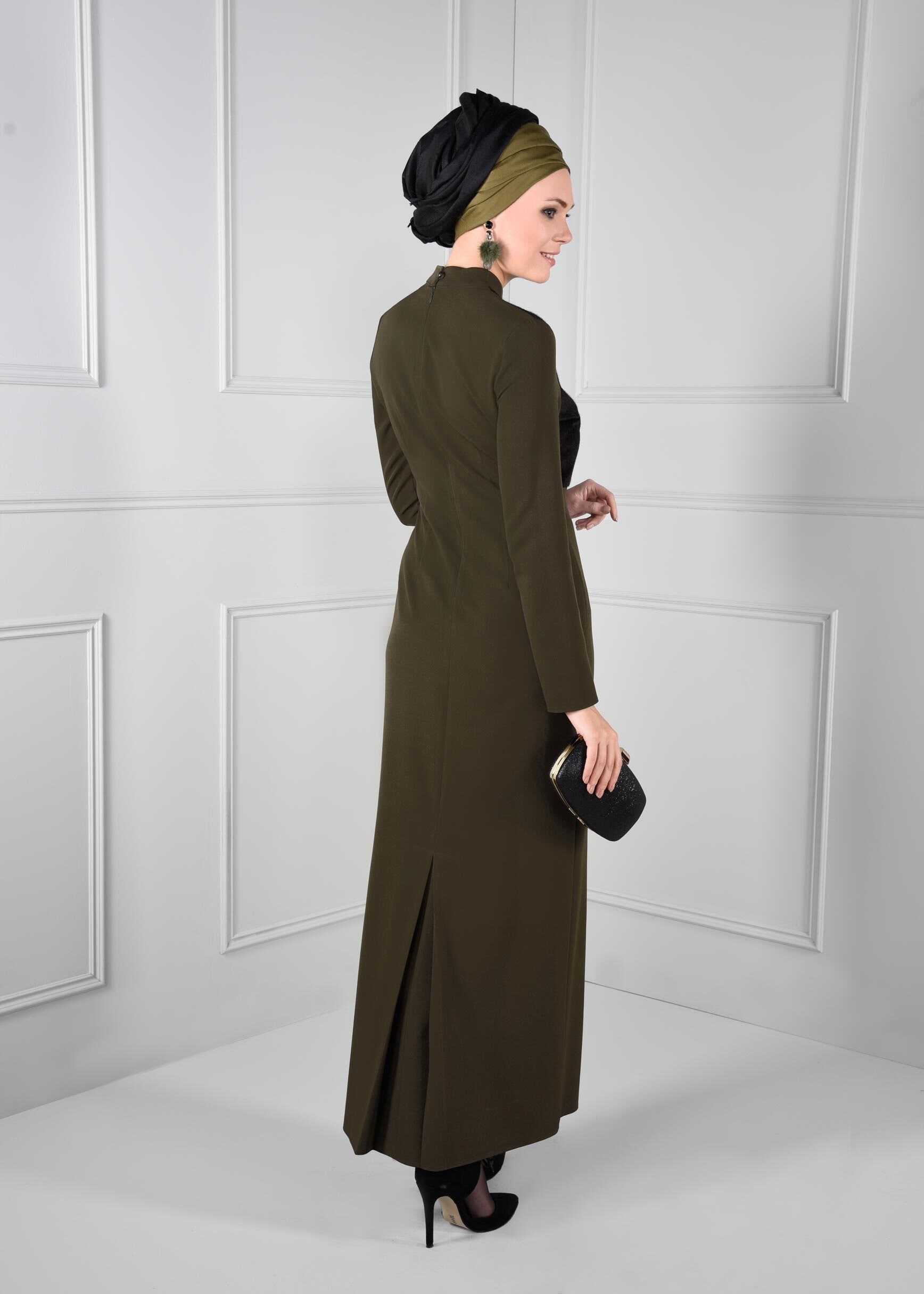 Tesettür giyim HAKİ ÜSTÜ KÜRK DETAYLI BROŞLU DAR KESİM ELBİSE 4631