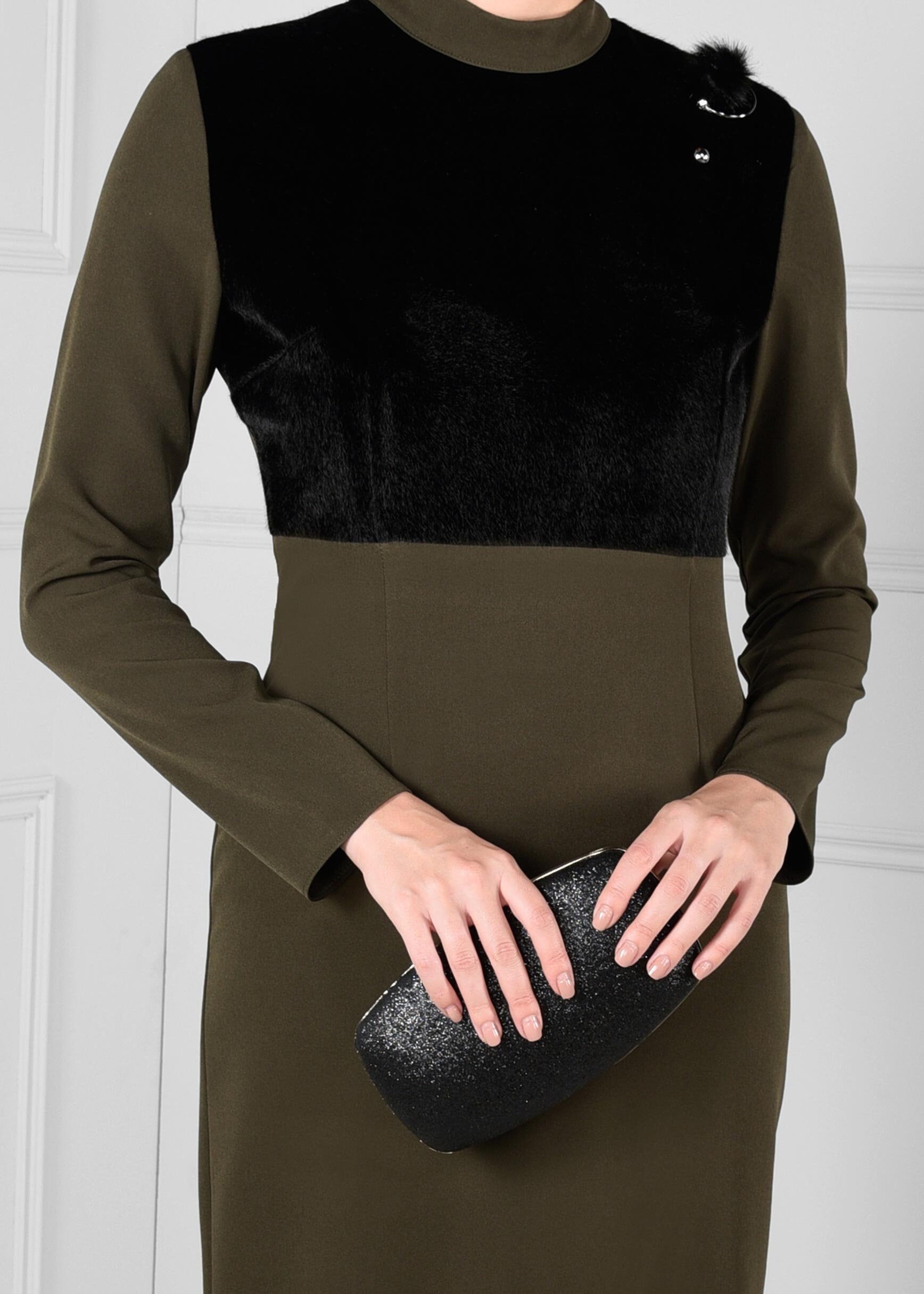 Tesettür giyim HAKİ ÜSTÜ KÜRK DETAYLI BROŞLU DAR KESİM ELBİSE 4631