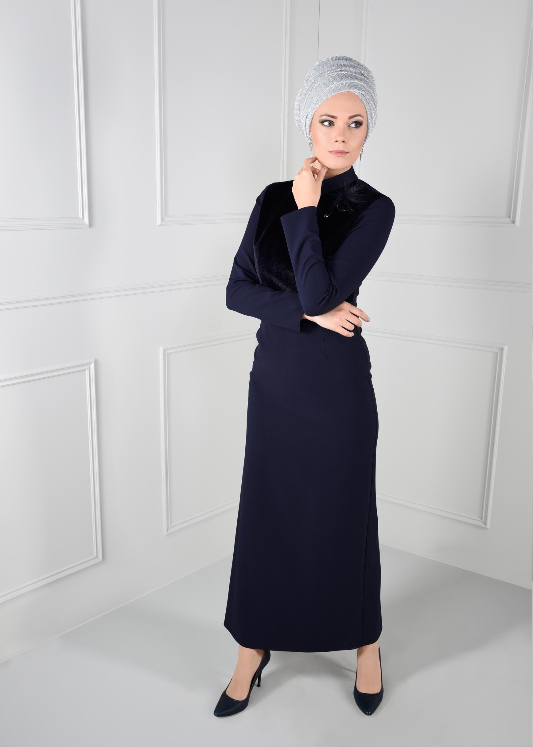 Tesettür giyim LACİVERT ÜSTÜ KÜRK DETAYLI BROŞLU DAR KESİM ELBİSE 4631