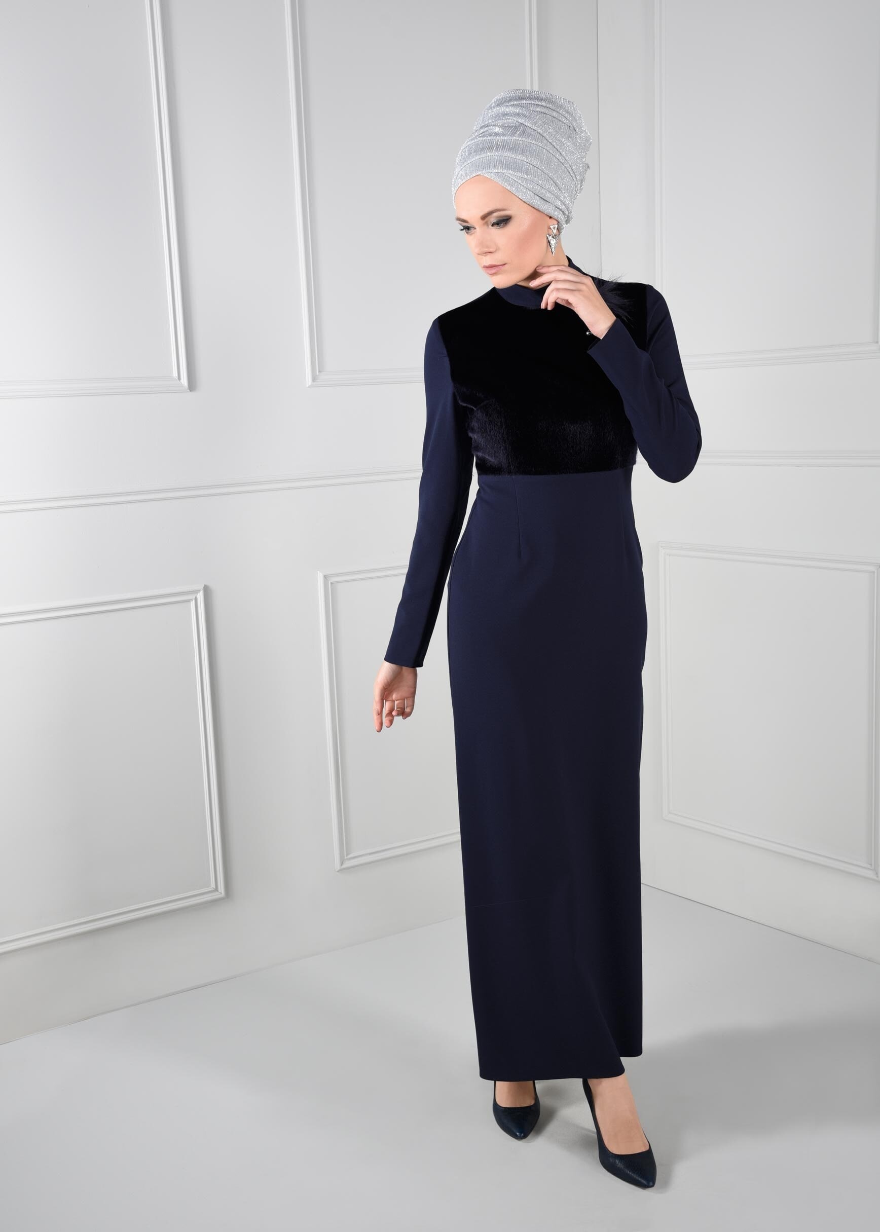Tesettür giyim LACİVERT ÜSTÜ KÜRK DETAYLI BROŞLU DAR KESİM ELBİSE 4631
