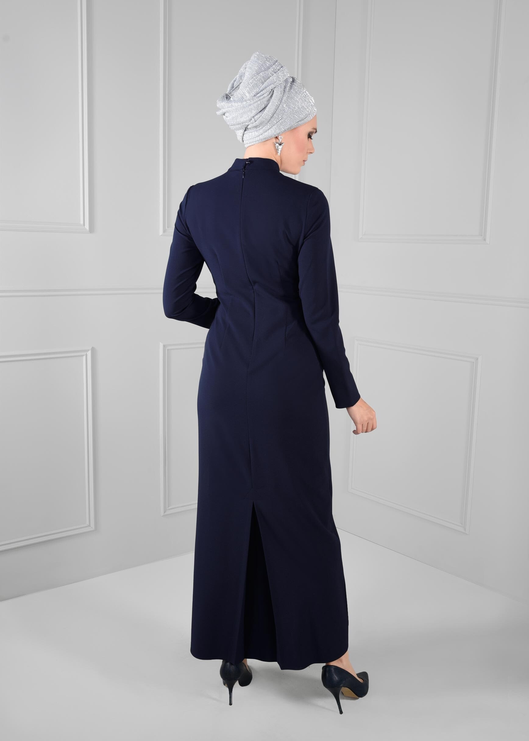 Tesettür giyim LACİVERT ÜSTÜ KÜRK DETAYLI BROŞLU DAR KESİM ELBİSE 4631