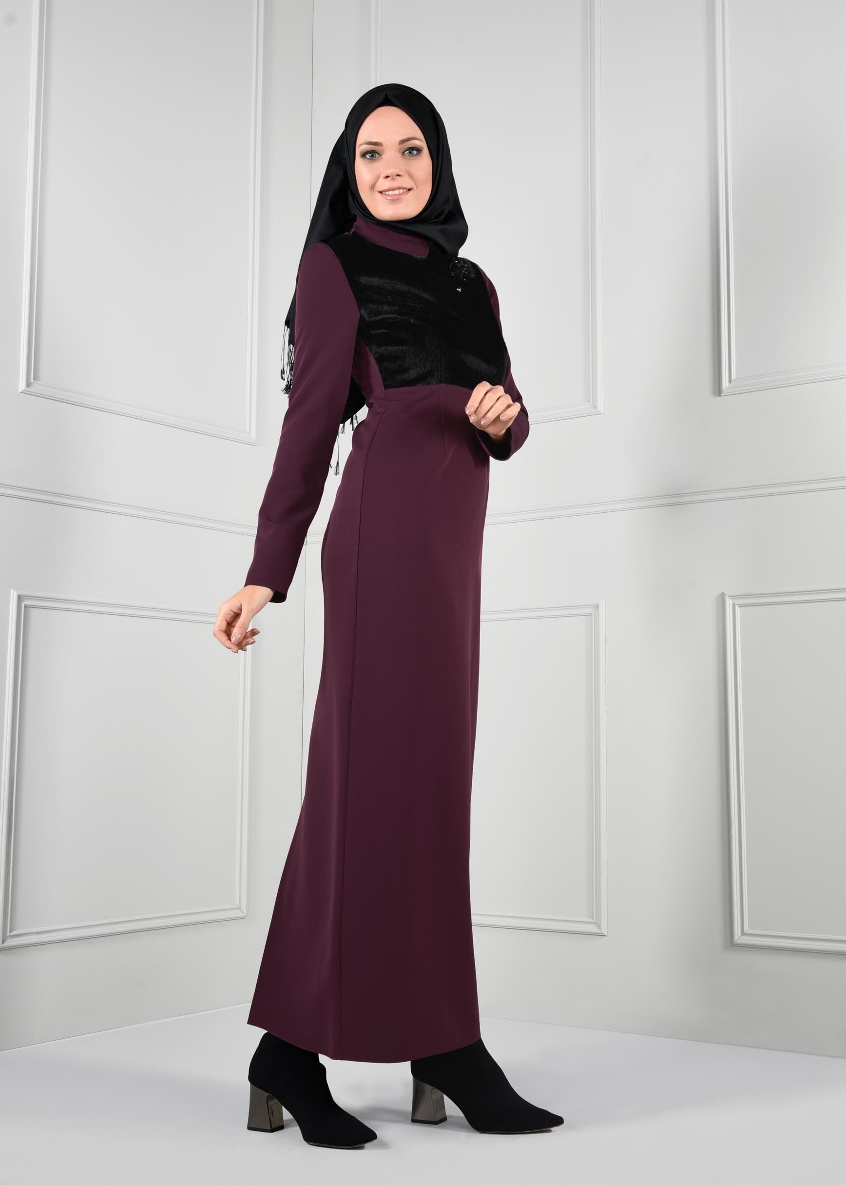 Tesettür giyim MÜRDÜM ÜSTÜ KÜRK DETAYLI BROŞLU DAR KESİM ELBİSE 4631