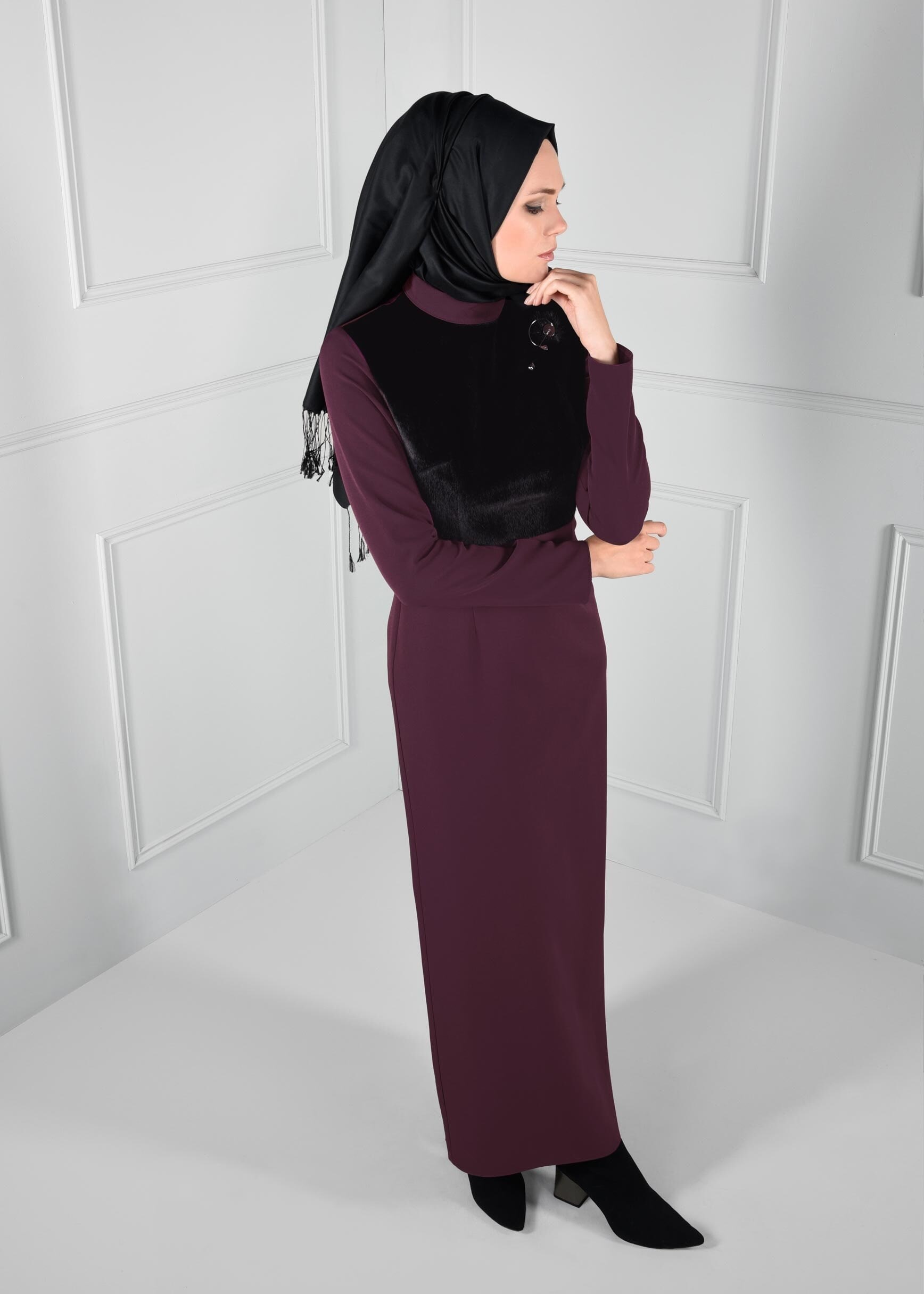 Tesettür giyim MÜRDÜM ÜSTÜ KÜRK DETAYLI BROŞLU DAR KESİM ELBİSE 4631