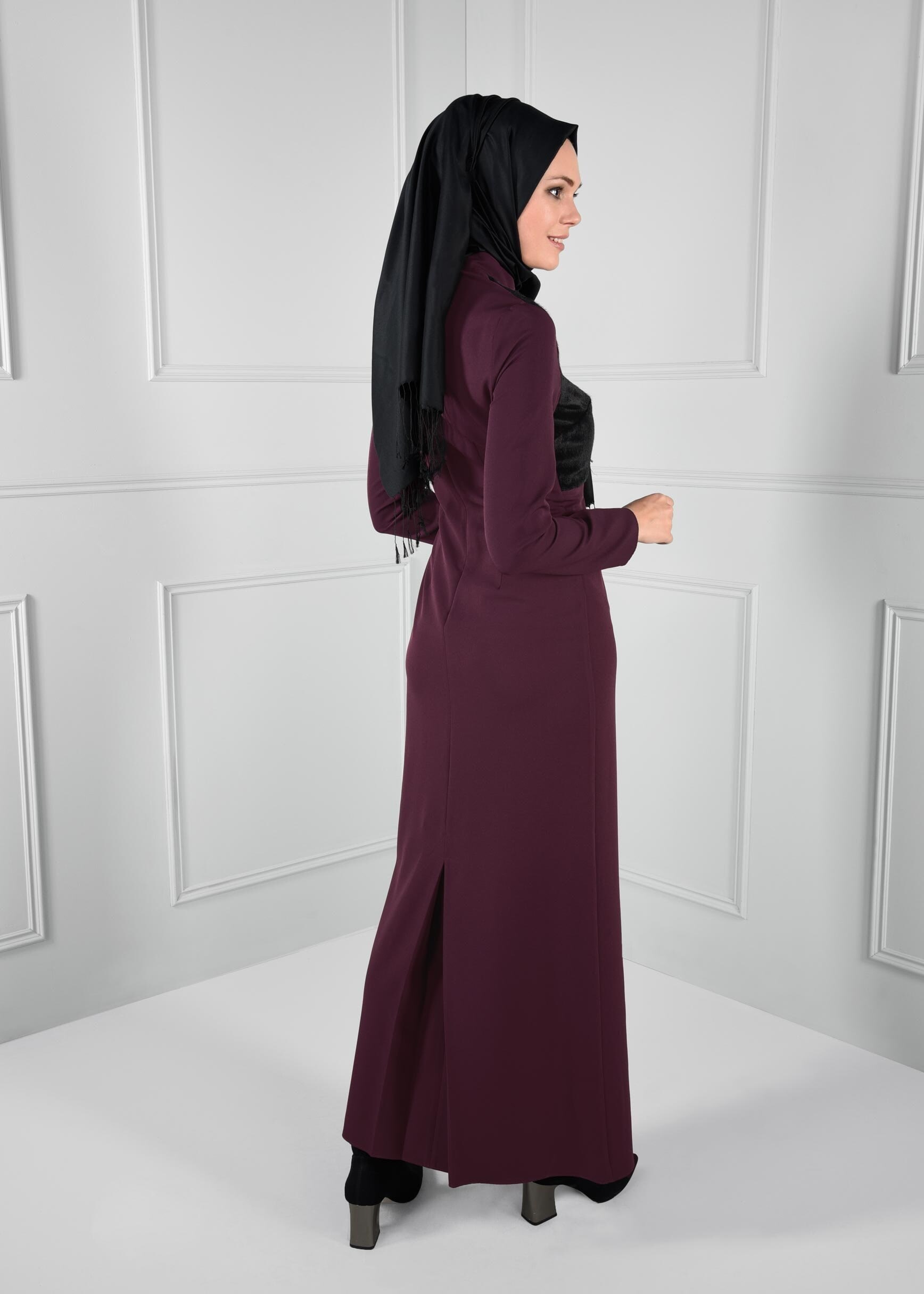 Tesettür giyim MÜRDÜM ÜSTÜ KÜRK DETAYLI BROŞLU DAR KESİM ELBİSE 4631