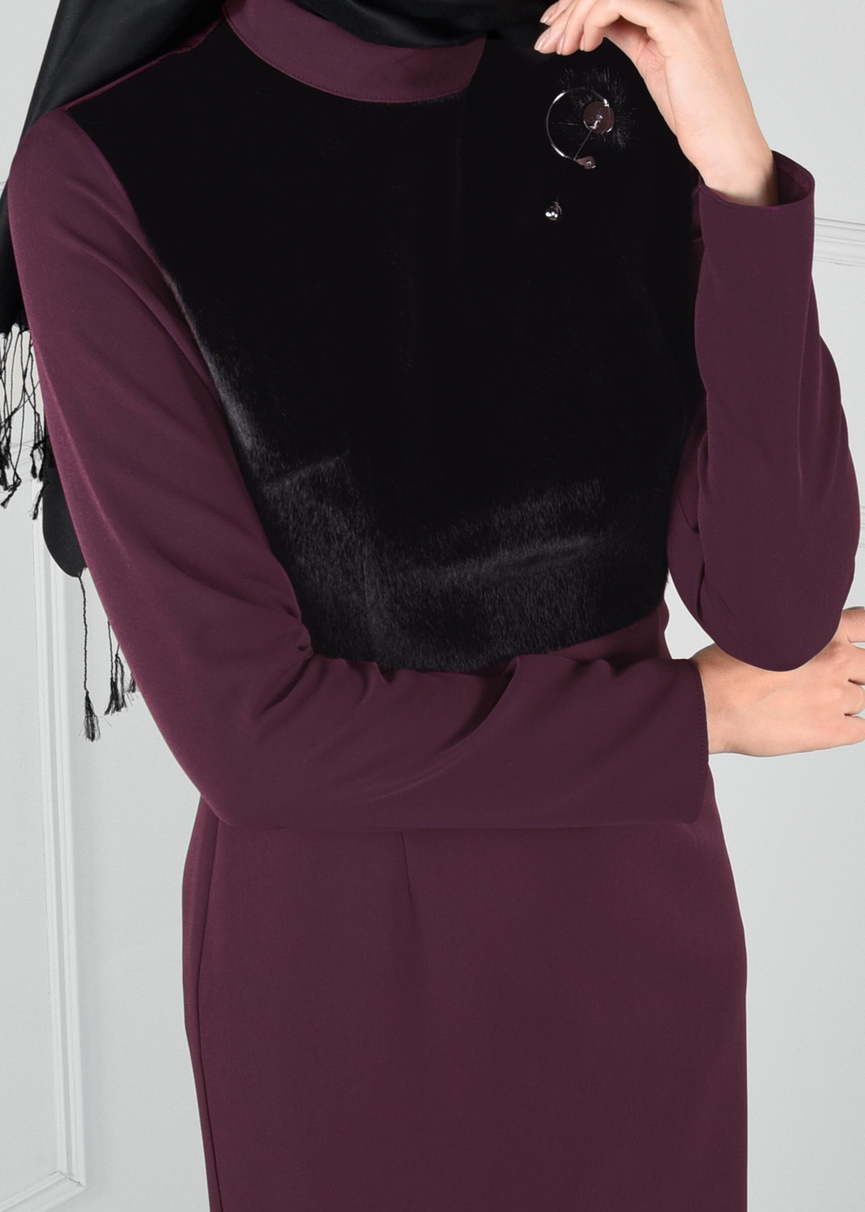 Tesettür giyim MÜRDÜM ÜSTÜ KÜRK DETAYLI BROŞLU DAR KESİM ELBİSE 4631