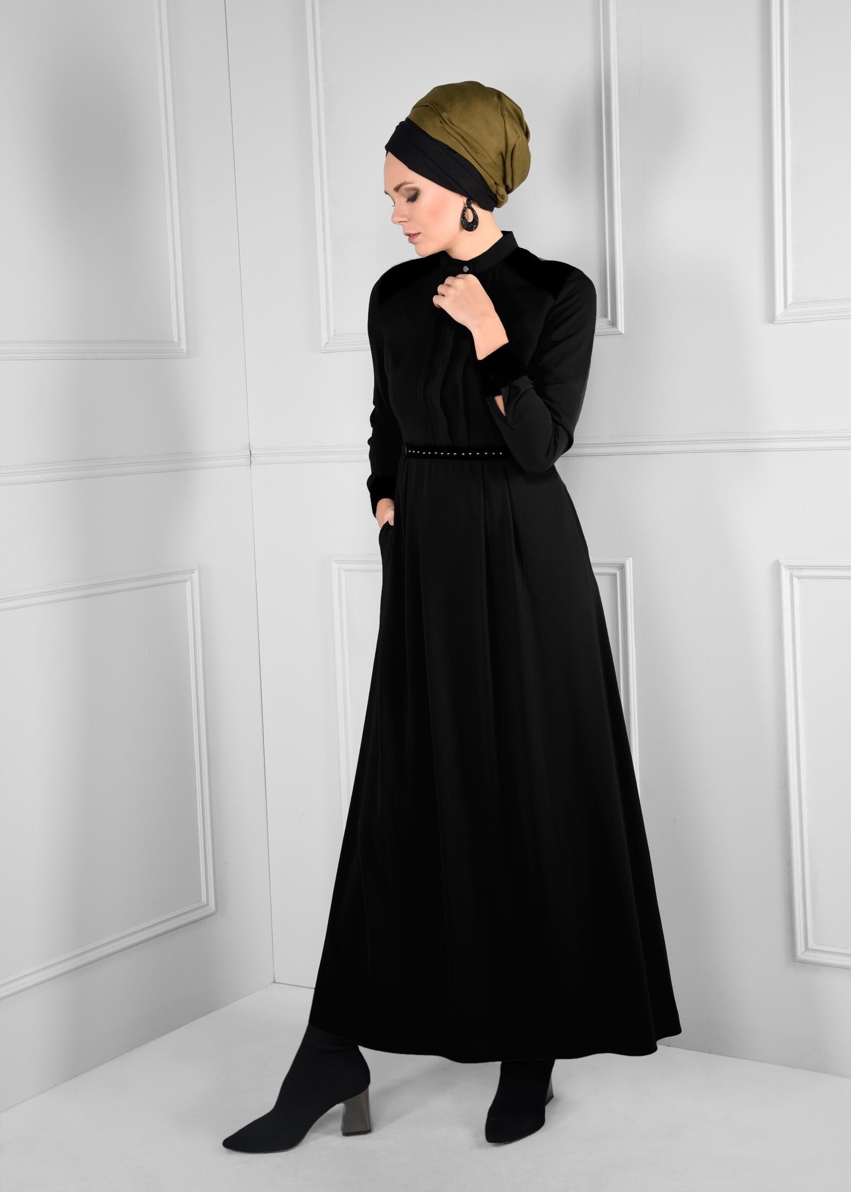Tesettür giyim SİYAH KLOŞ KESİM KEMER DETAYLI DÜĞMELİ YAKA ELBİSE 4649 