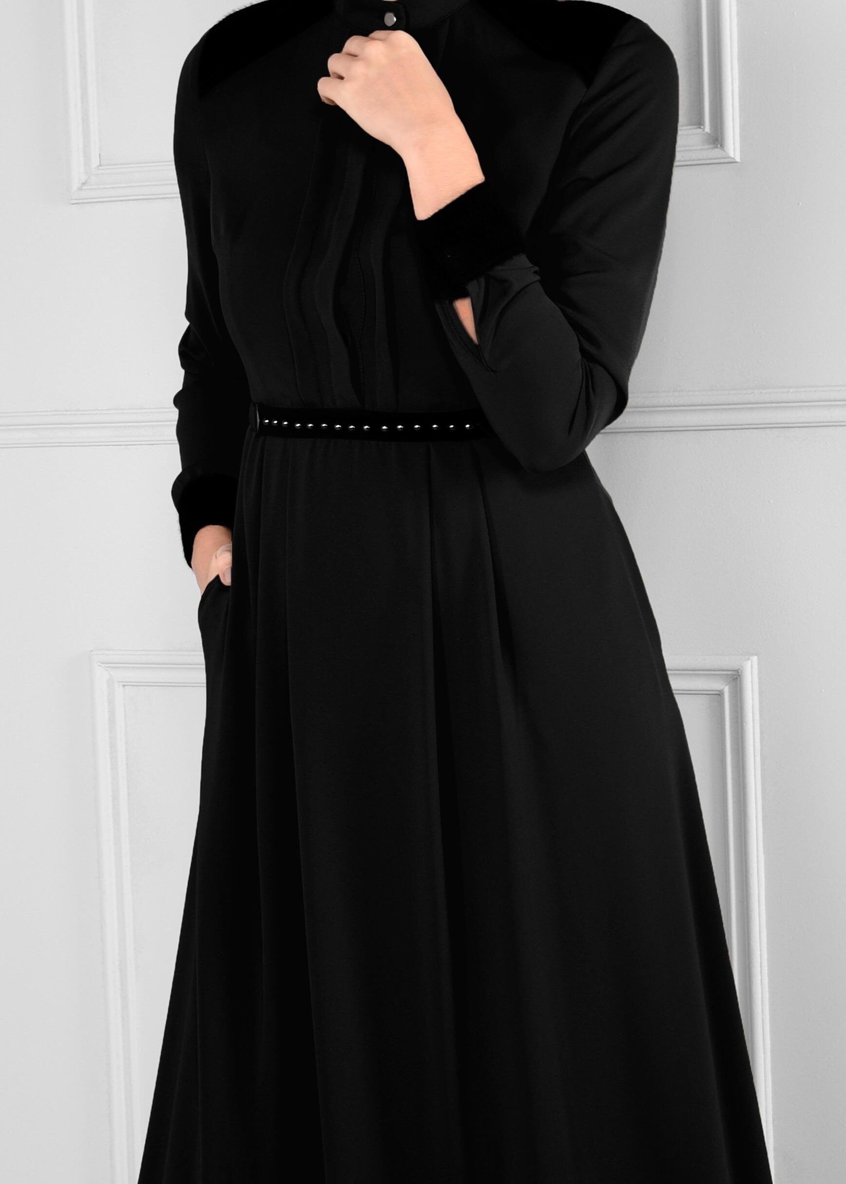 Tesettür giyim SİYAH KLOŞ KESİM KEMER DETAYLI DÜĞMELİ YAKA ELBİSE 4649 