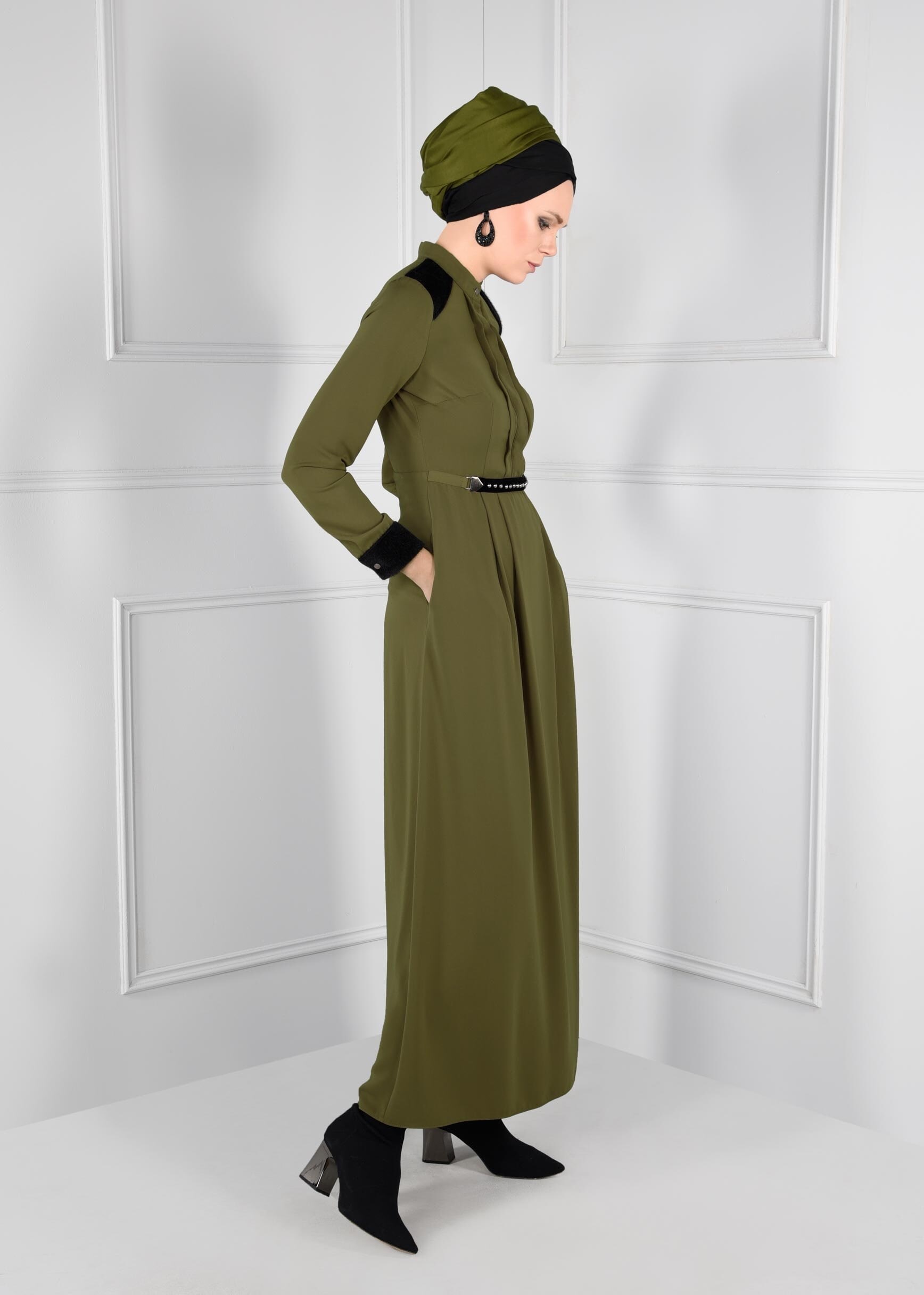 Tesettür giyim HAKİ KLOŞ KESİM KEMER DETAYLI DÜĞMELİ YAKA ELBİSE 4649 