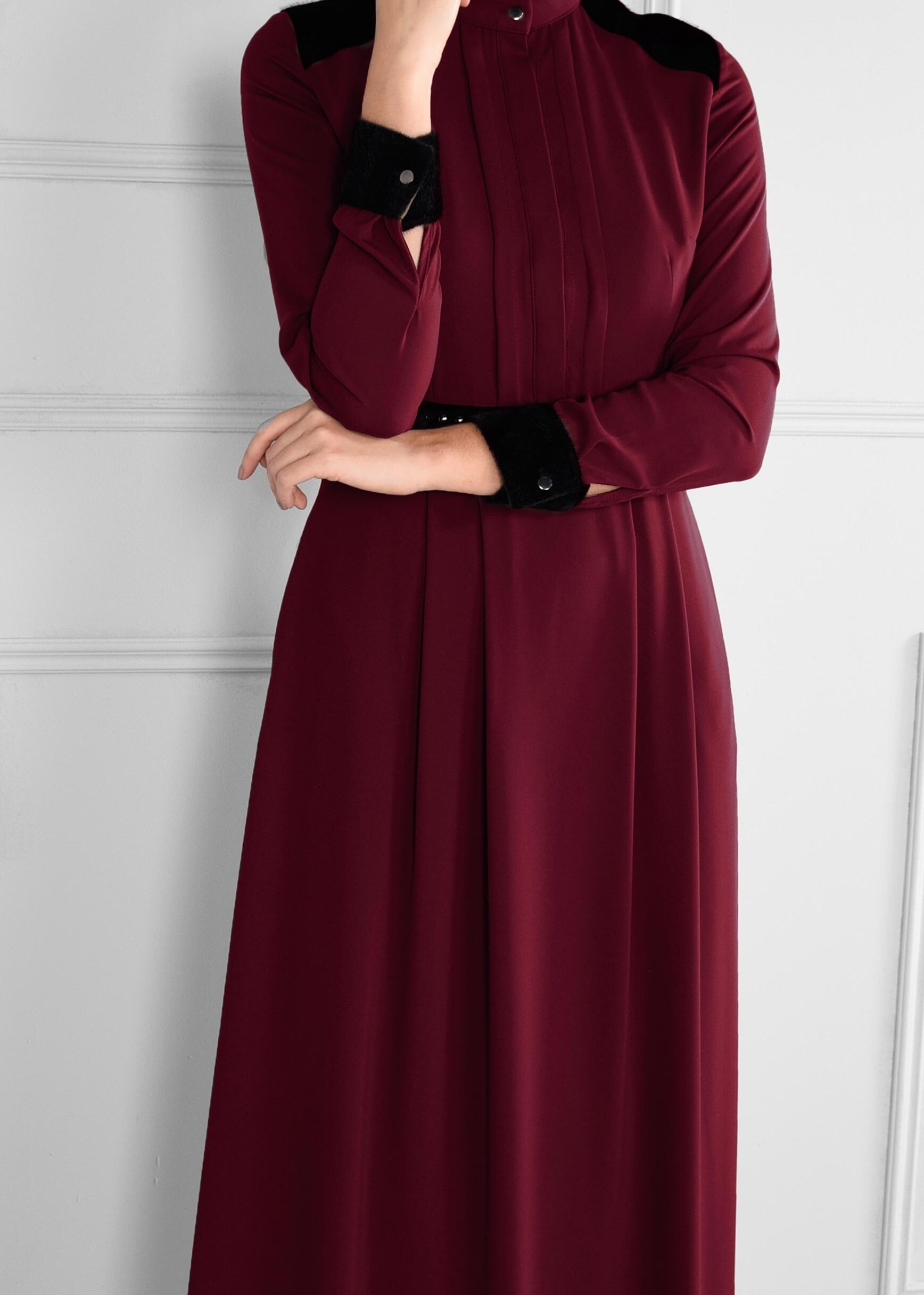 Tesettür giyim MÜRDÜM KLOŞ KESİM KEMER DETAYLI DÜĞMELİ YAKA ELBİSE 4649 