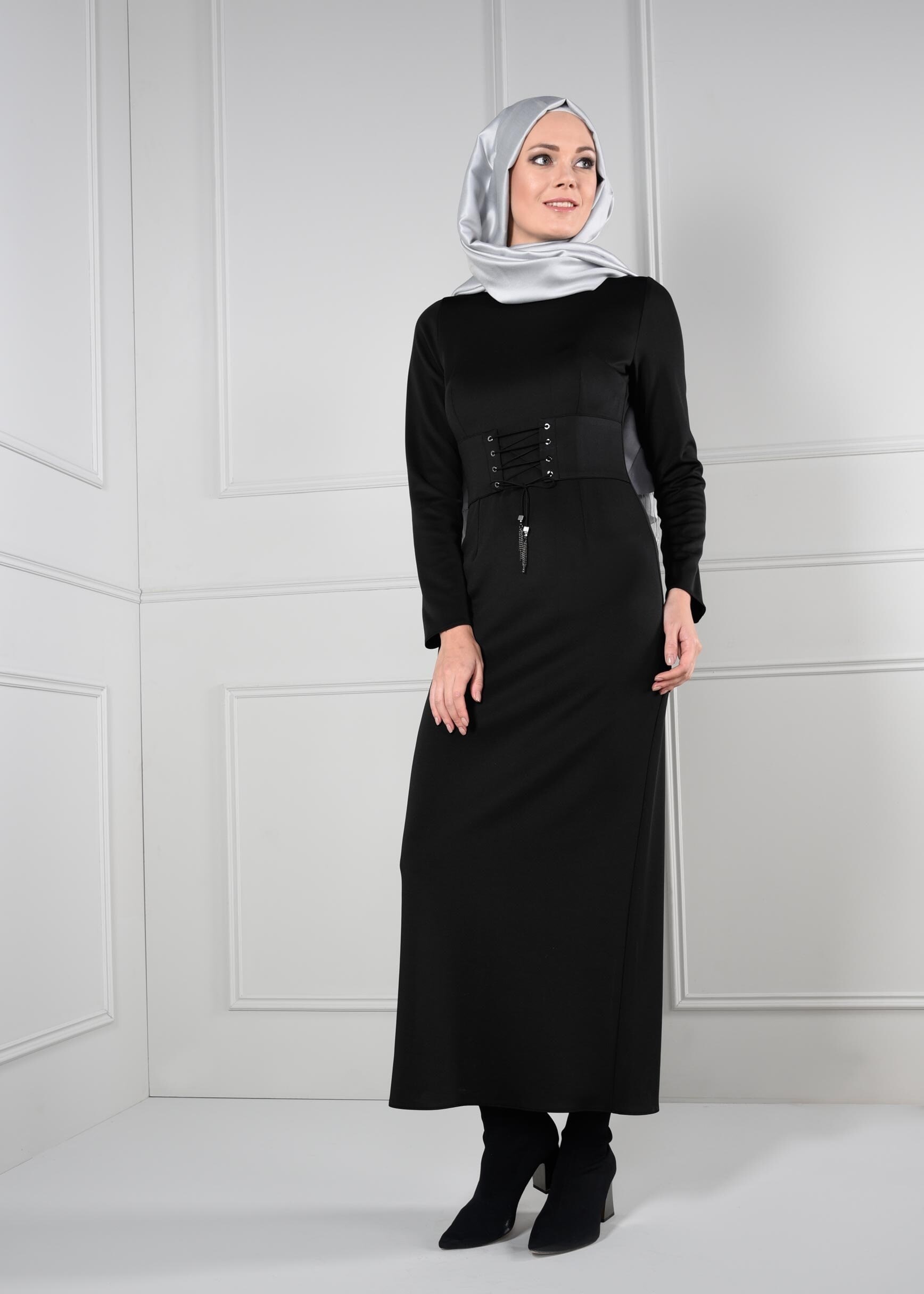 Tesettür giyim SİYAH BELDEN BAĞCIKLI KEMER DETAYLI ELBİSE 4664