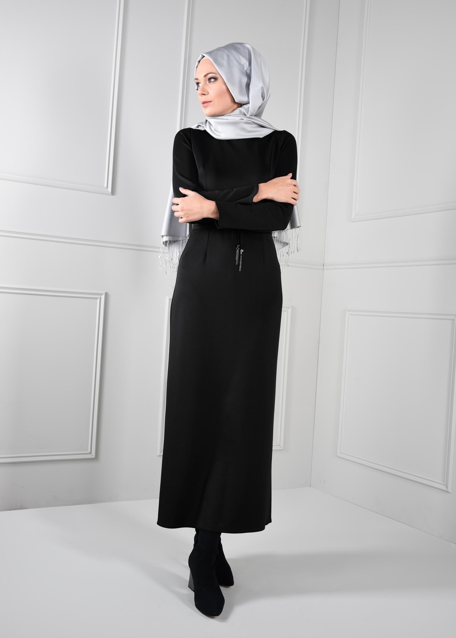 Tesettür giyim SİYAH BELDEN BAĞCIKLI KEMER DETAYLI ELBİSE 4664