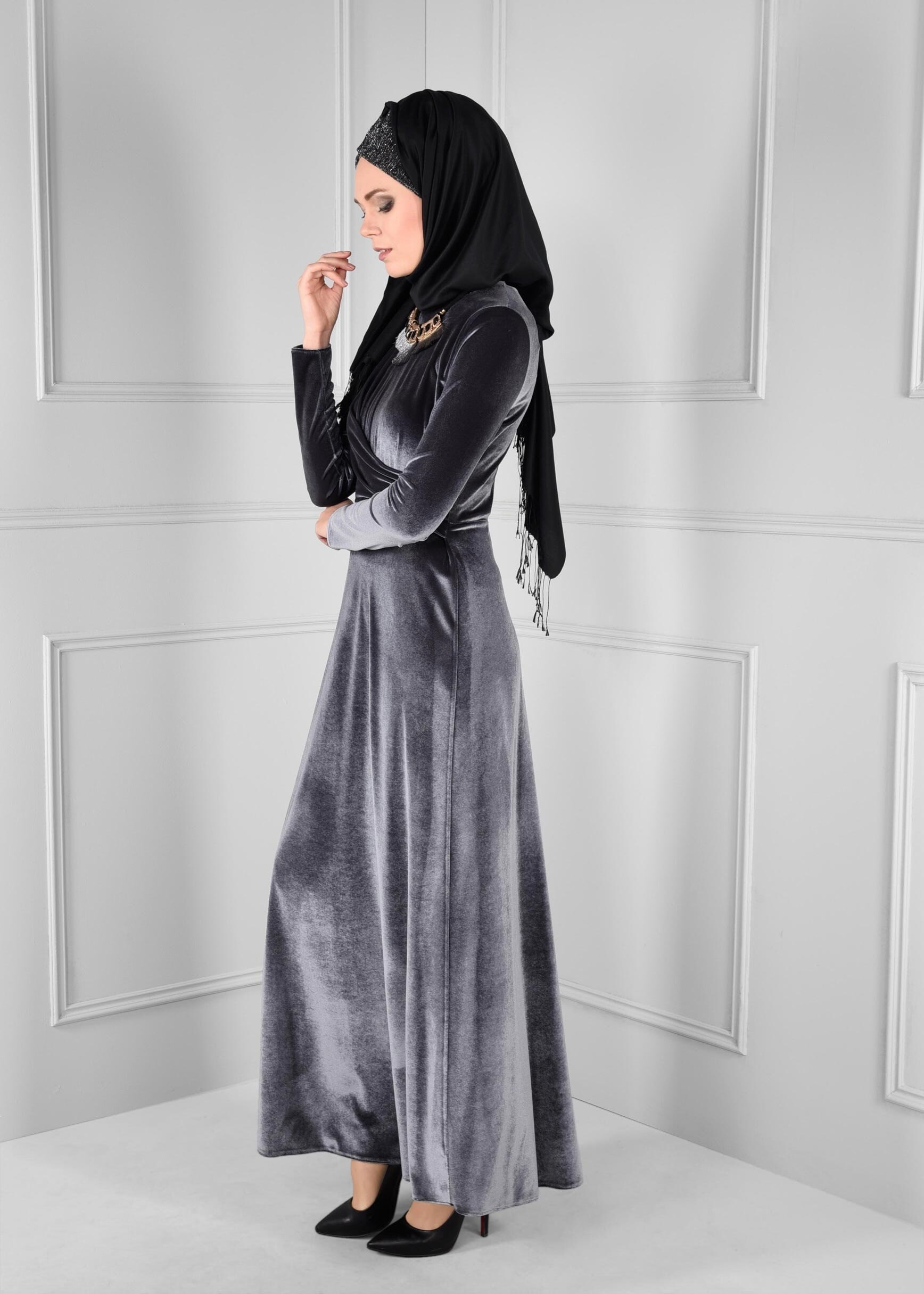 Tesettür giyim GRİ BELDEN BÜZGÜLÜ KADİFE ELBİSE 4666