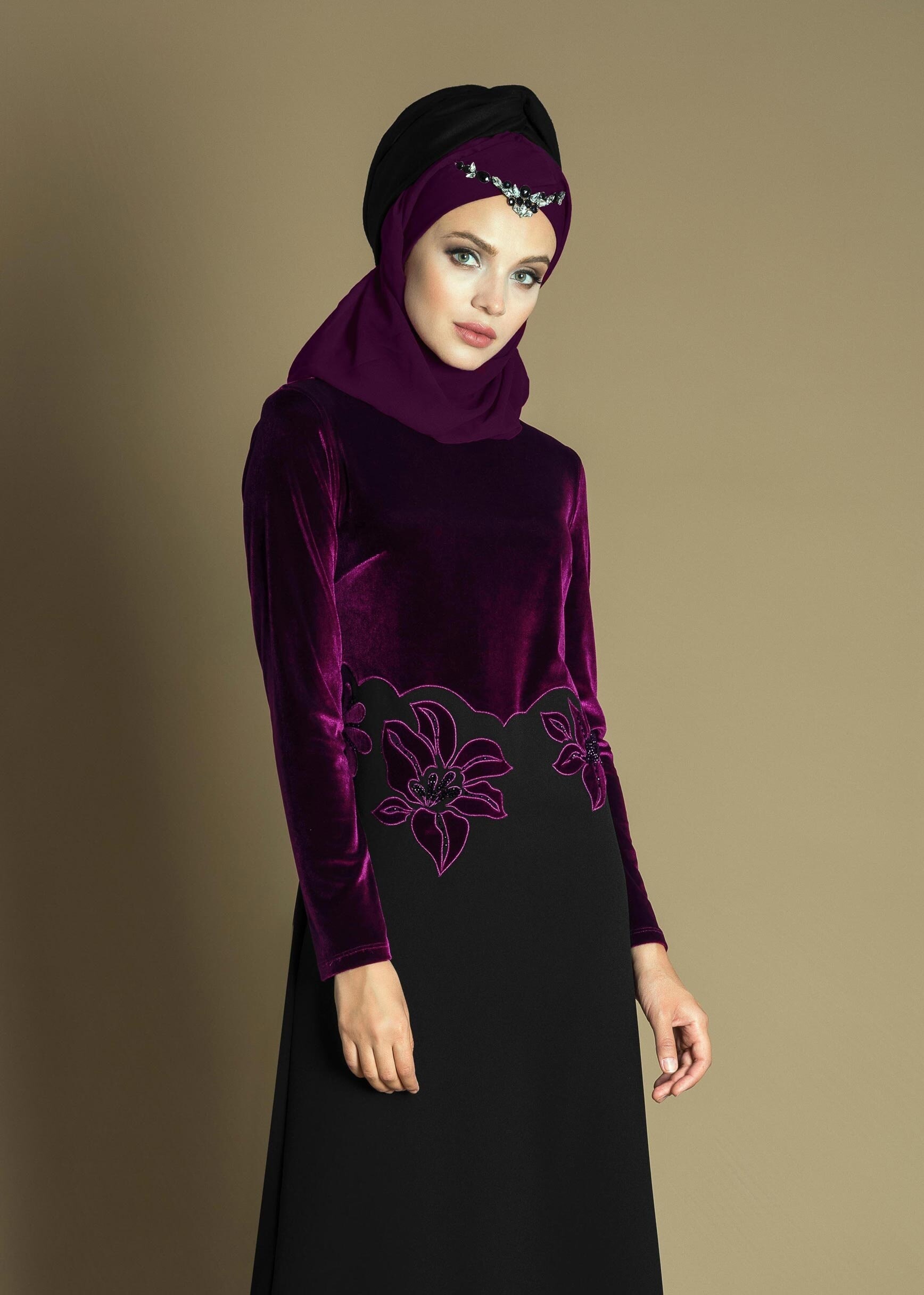 Tesettür giyim MÜRDÜM ÇİFT RENK ÇİÇEK NAKIŞLI ELBİSE 4667