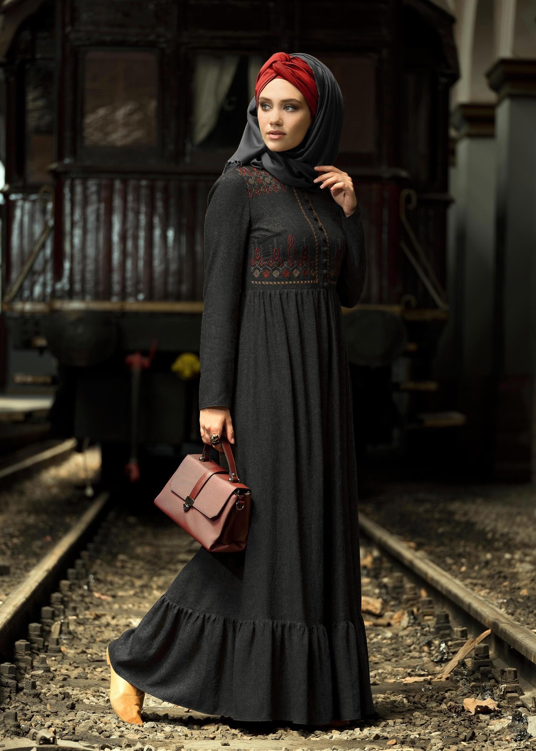 Tesettür giyim SİYAH NAKIŞ DÜĞME DETAYLI ELBİSE 4668