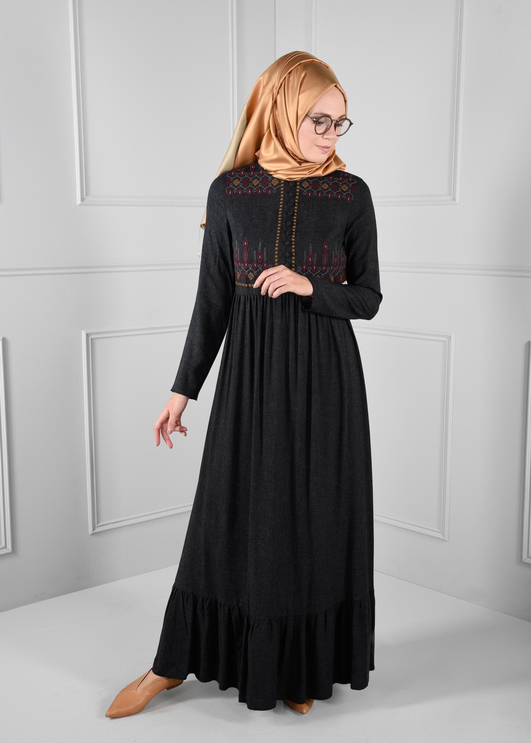 Tesettür giyim SİYAH NAKIŞ DÜĞME DETAYLI ELBİSE 4668