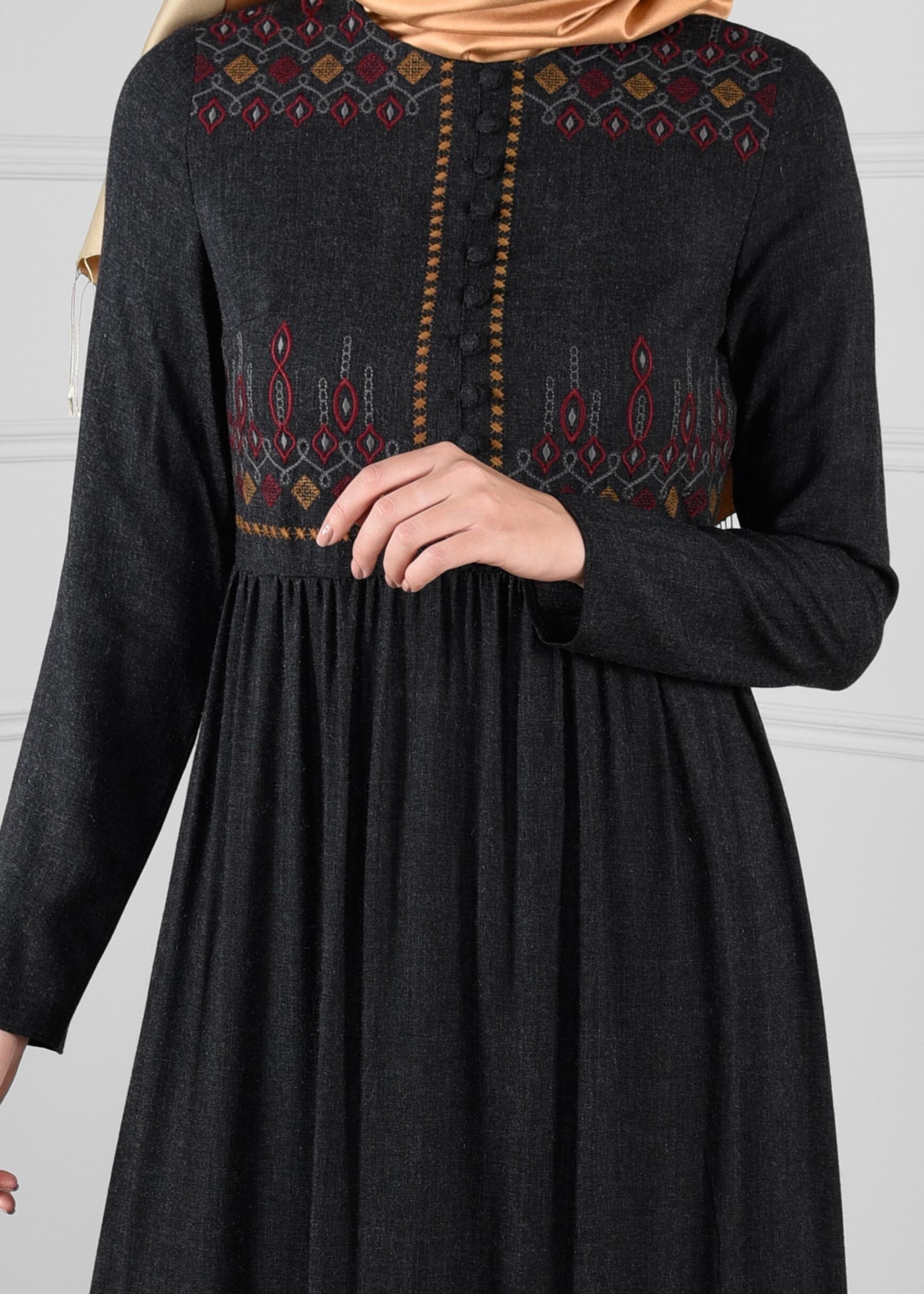 Tesettür giyim SİYAH NAKIŞ DÜĞME DETAYLI ELBİSE 4668