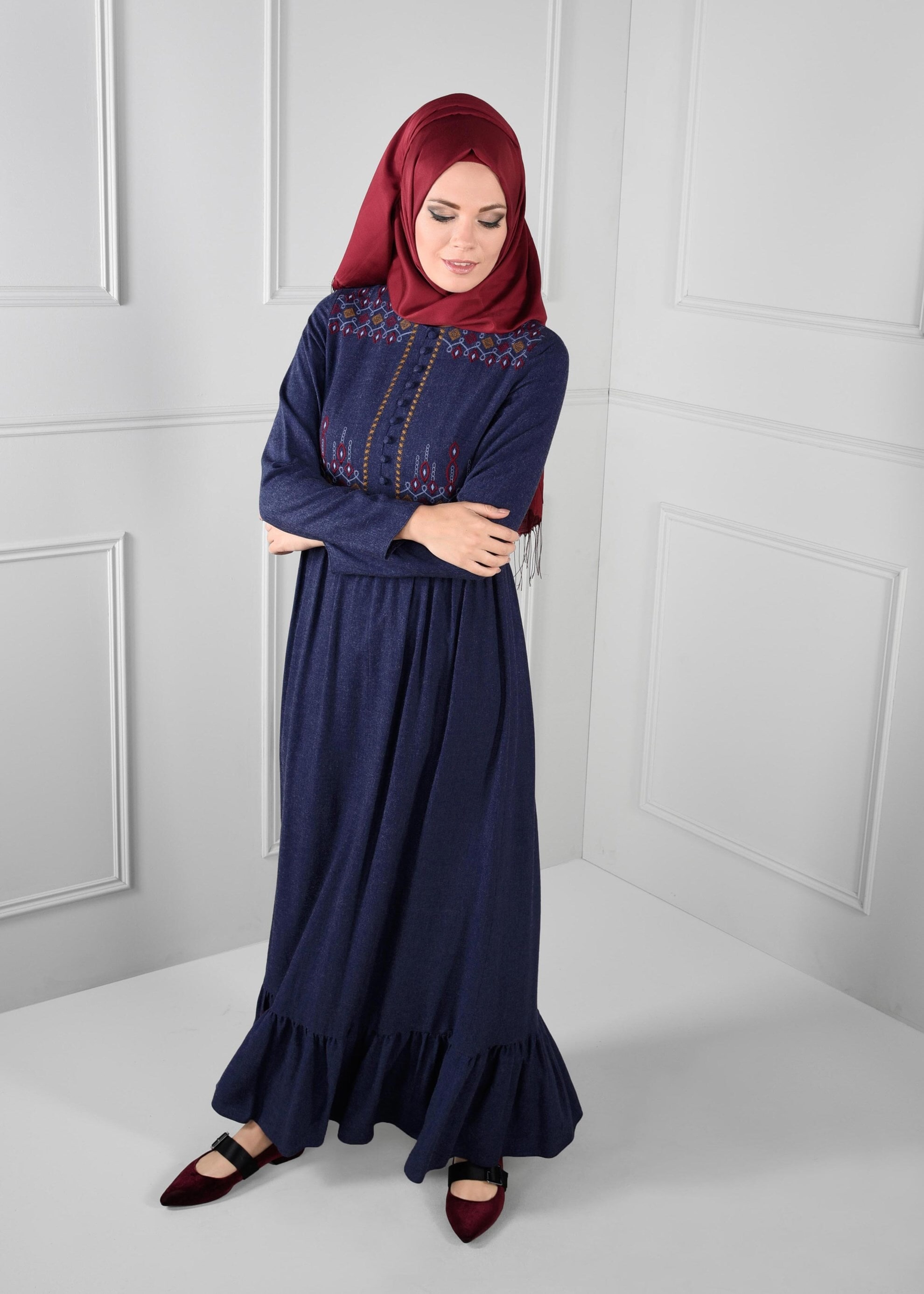 Tesettür giyim LACİVERT NAKIŞ DÜĞME DETAYLI ELBİSE 4668