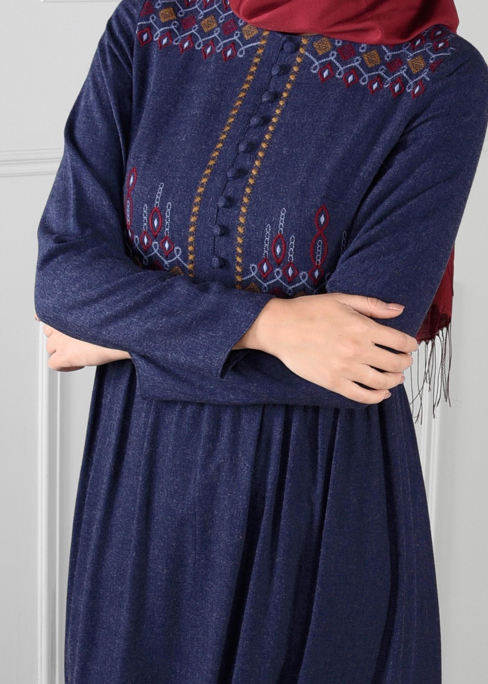 Tesettür giyim LACİVERT NAKIŞ DÜĞME DETAYLI ELBİSE 4668