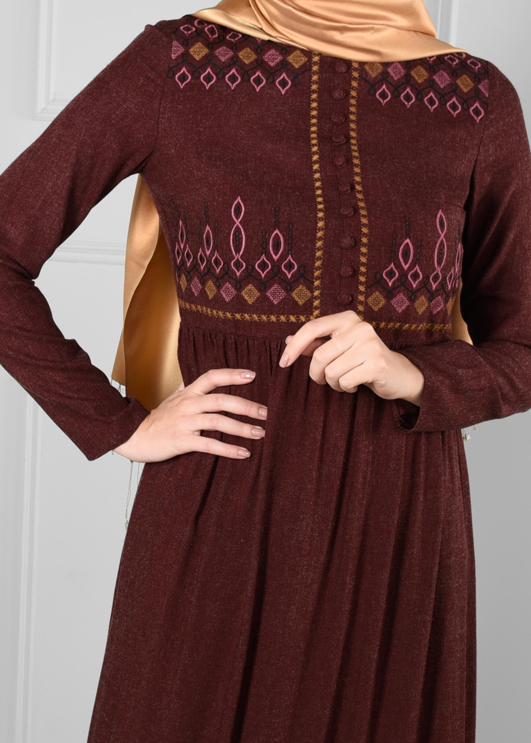 Tesettür giyim BORDO NAKIŞ DÜĞME DETAYLI ELBİSE 4668