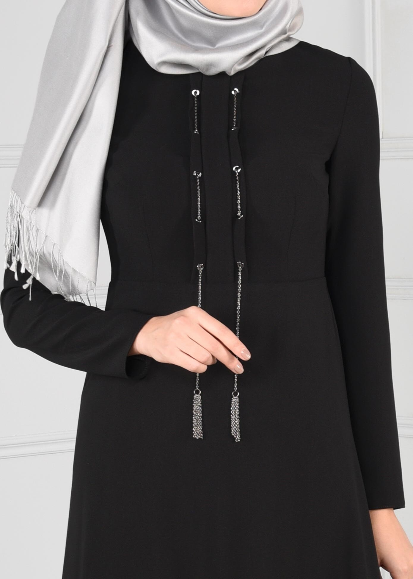 Tesettür giyim SİYAH ZİNCİR DETAYLI ELBİSE 4702