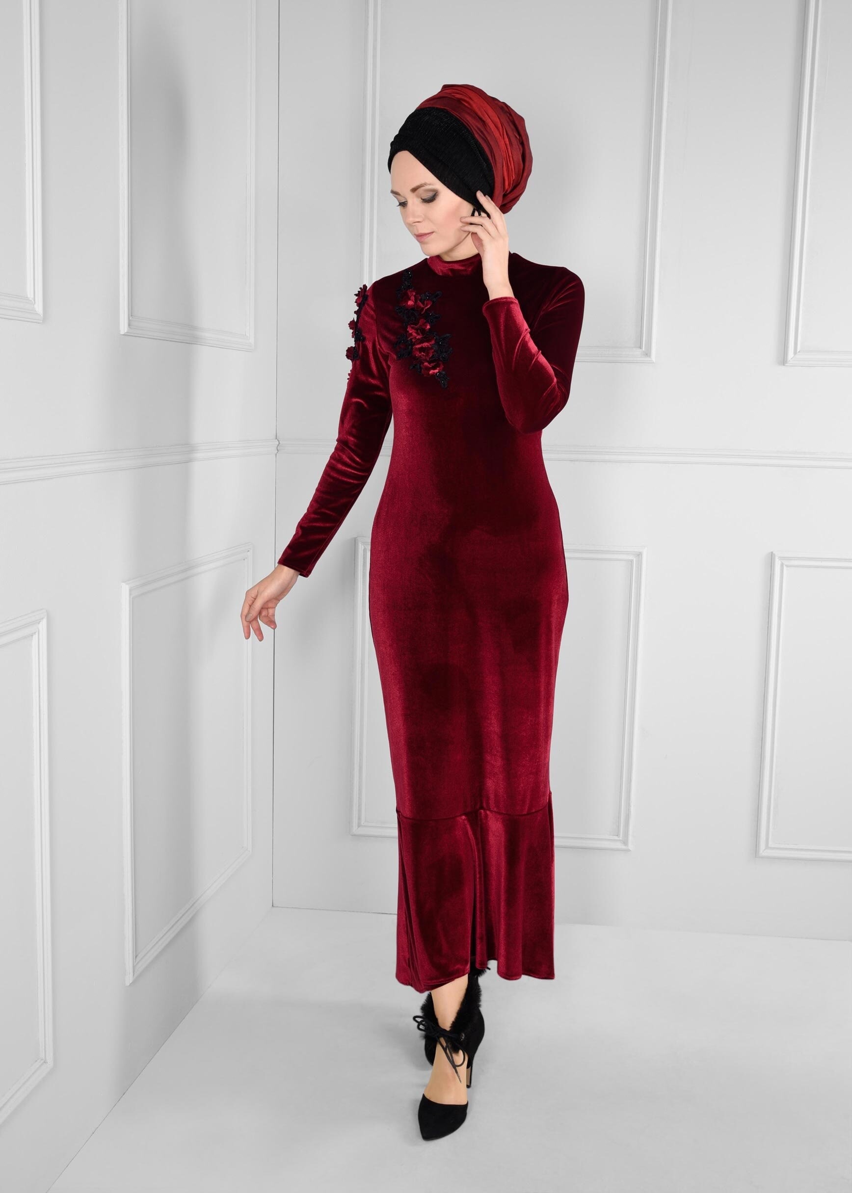 Tesettür giyim BORDO GÜPÜR DETAYLI VOLANLI KADİFE ELBİSE 4706