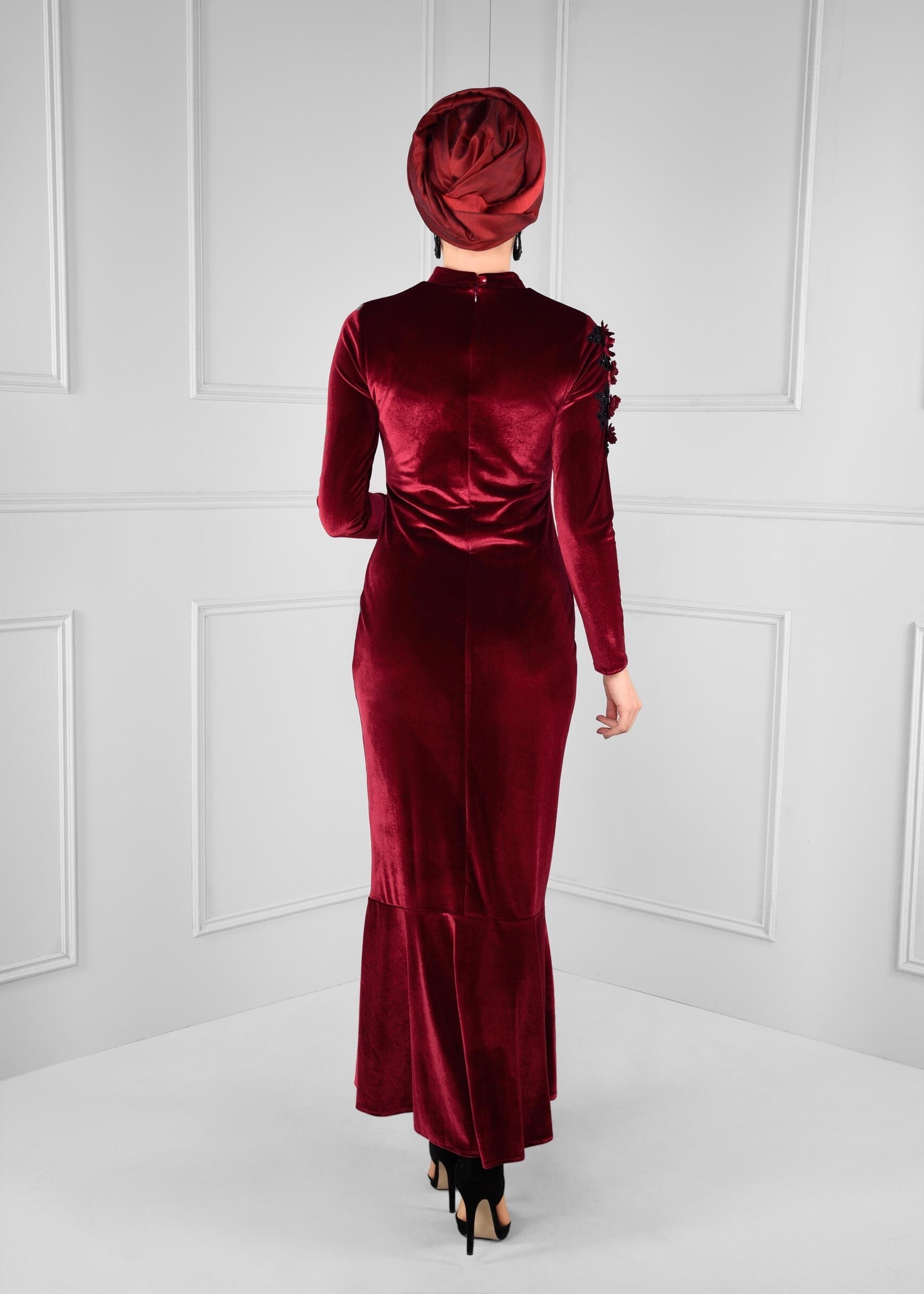 Tesettür giyim BORDO GÜPÜR DETAYLI VOLANLI KADİFE ELBİSE 4706