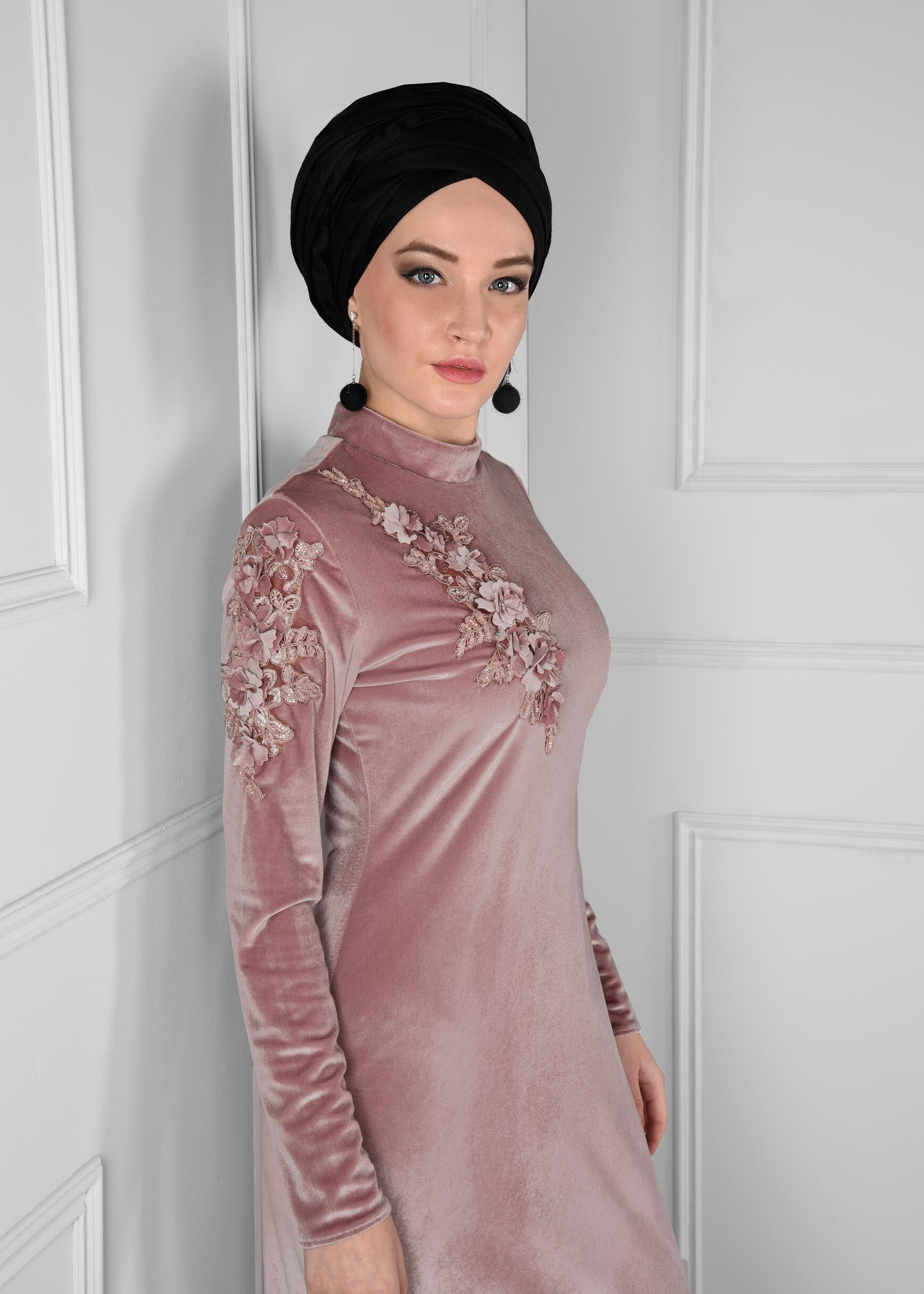 Tesettür giyim PUDRA GÜPÜR DETAYLI VOLANLI KADİFE ELBİSE 4706
