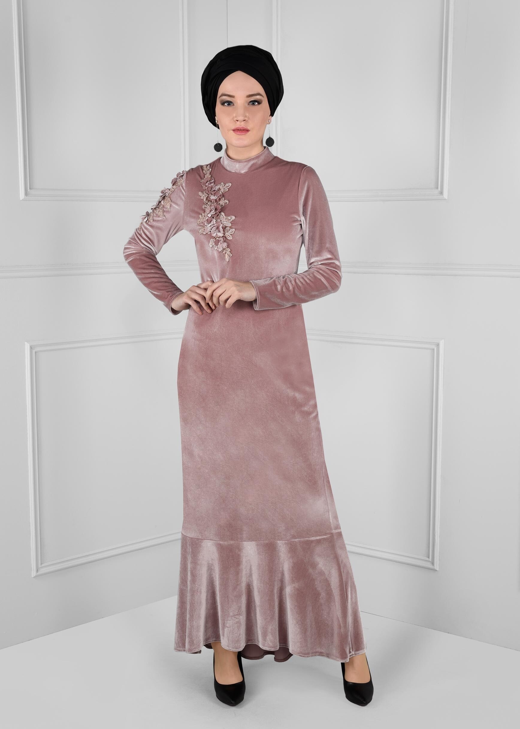 Tesettür giyim PUDRA GÜPÜR DETAYLI VOLANLI KADİFE ELBİSE 4706