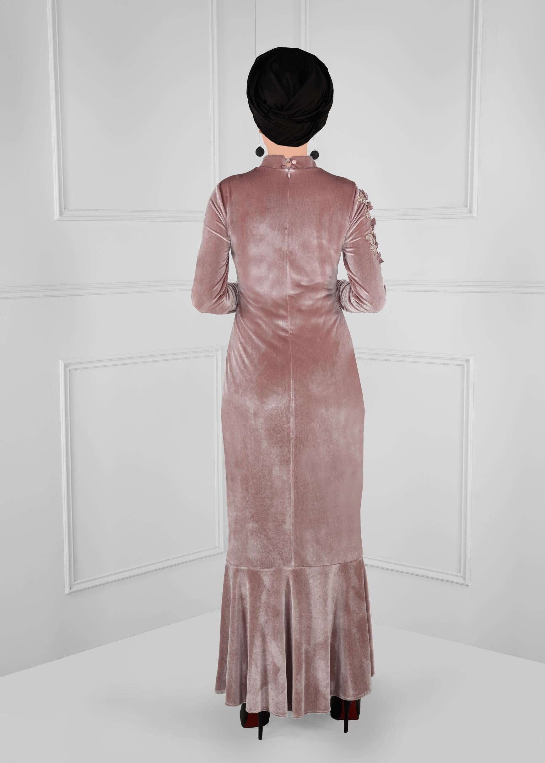 Tesettür giyim PUDRA GÜPÜR DETAYLI VOLANLI KADİFE ELBİSE 4706