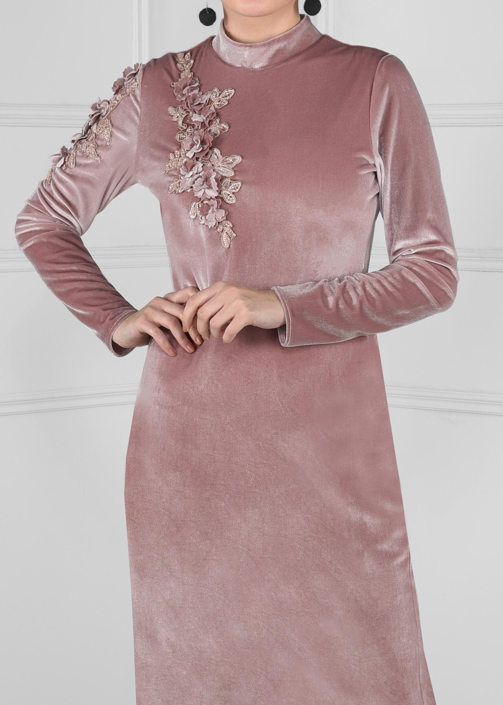 Tesettür giyim PUDRA GÜPÜR DETAYLI VOLANLI KADİFE ELBİSE 4706