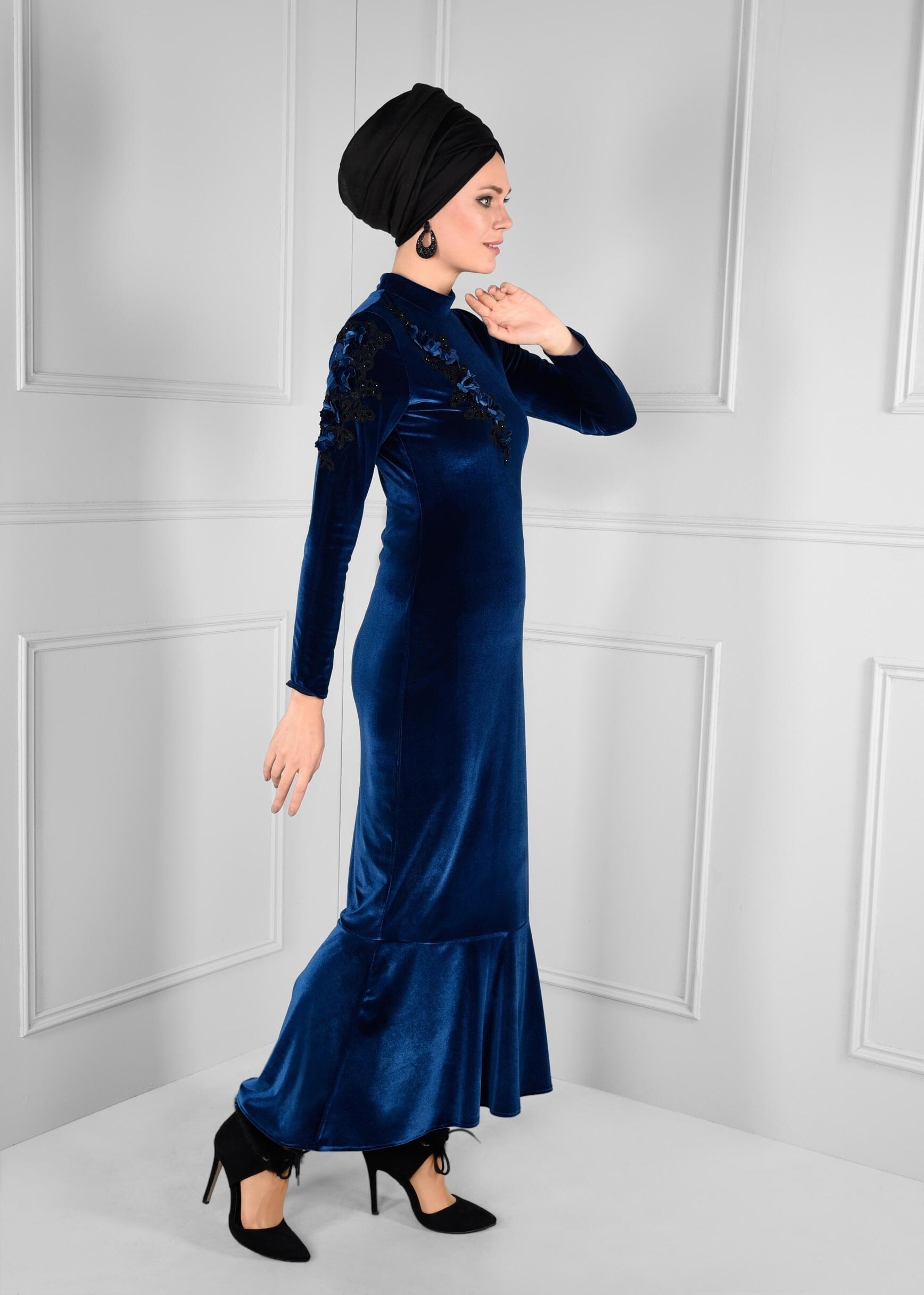 Tesettür giyim LACİVERT GÜPÜR DETAYLI VOLANLI KADİFE ELBİSE 4706