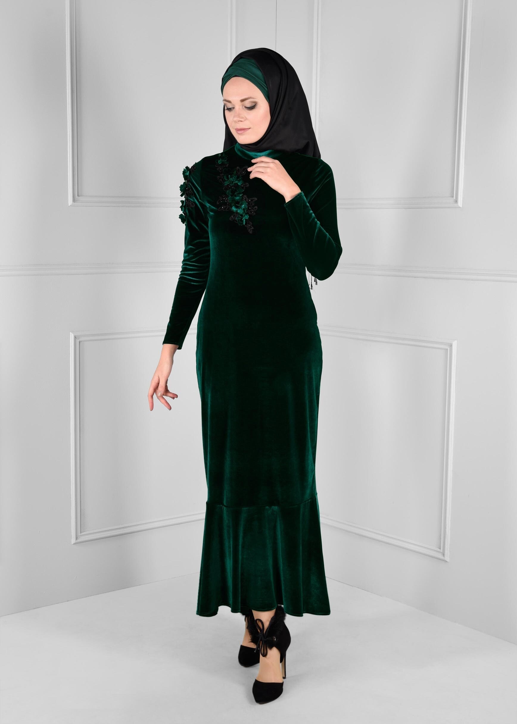 Tesettür giyim YEŞİL GÜPÜR DETAYLI VOLANLI KADİFE ELBİSE 4706