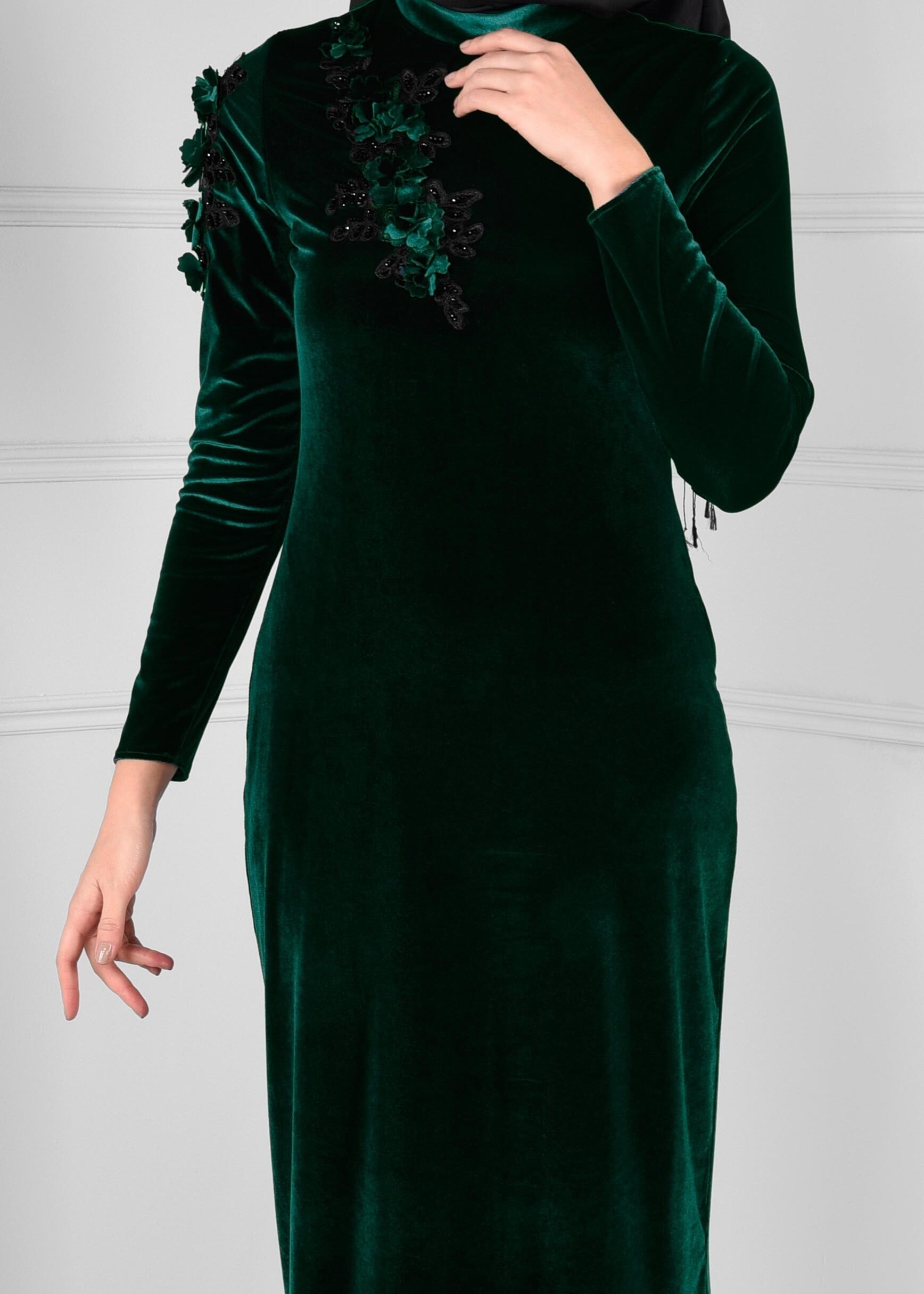 Tesettür giyim YEŞİL GÜPÜR DETAYLI VOLANLI KADİFE ELBİSE 4706