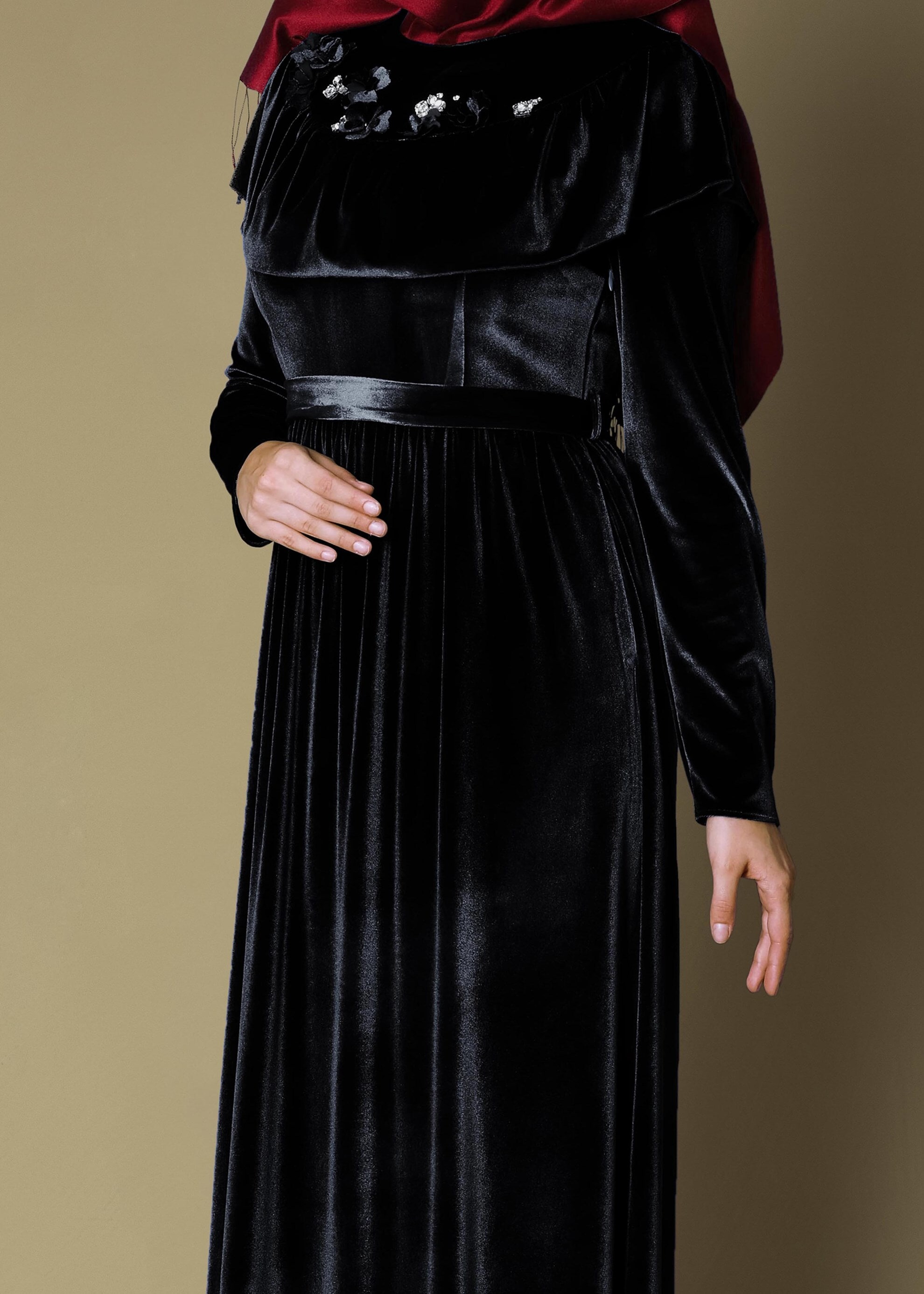 Tesettür giyim SİYAH NAKIŞ DETAYLI KUŞAKLI KADİFE ELBİSE 4722