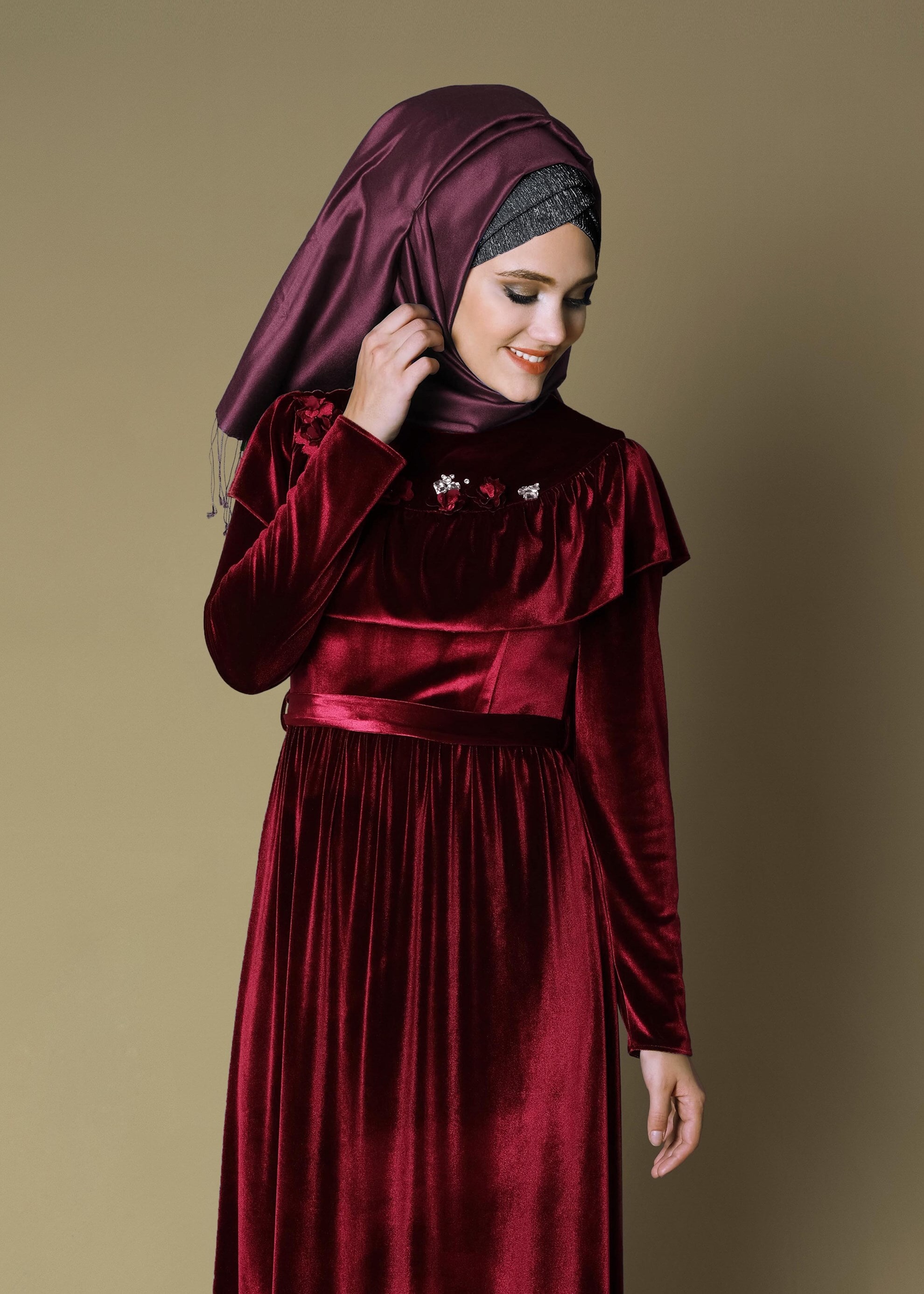 Tesettür giyim BORDO NAKIŞ DETAYLI KUŞAKLI KADİFE ELBİSE 4722
