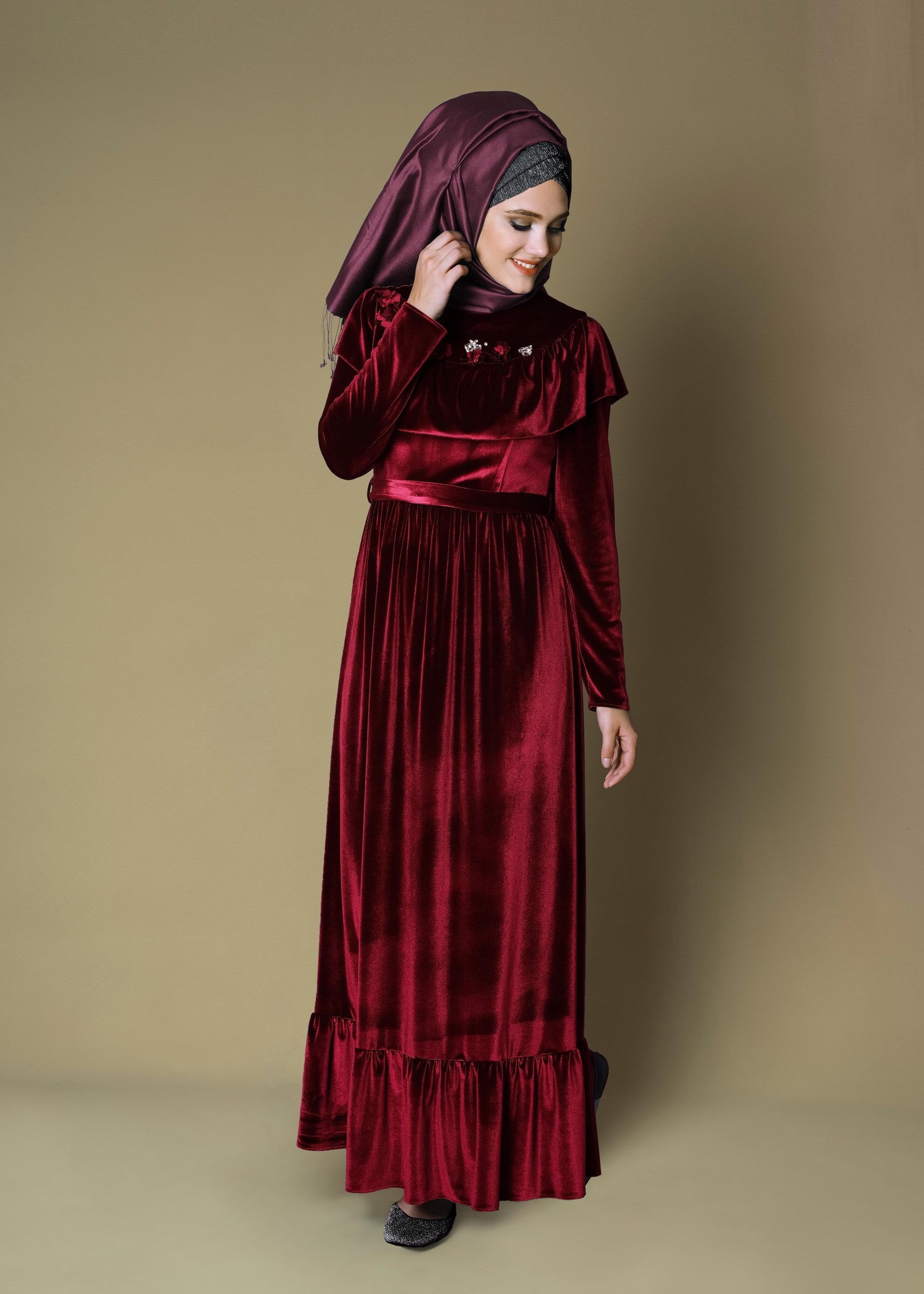 Tesettür giyim BORDO NAKIŞ DETAYLI KUŞAKLI KADİFE ELBİSE 4722