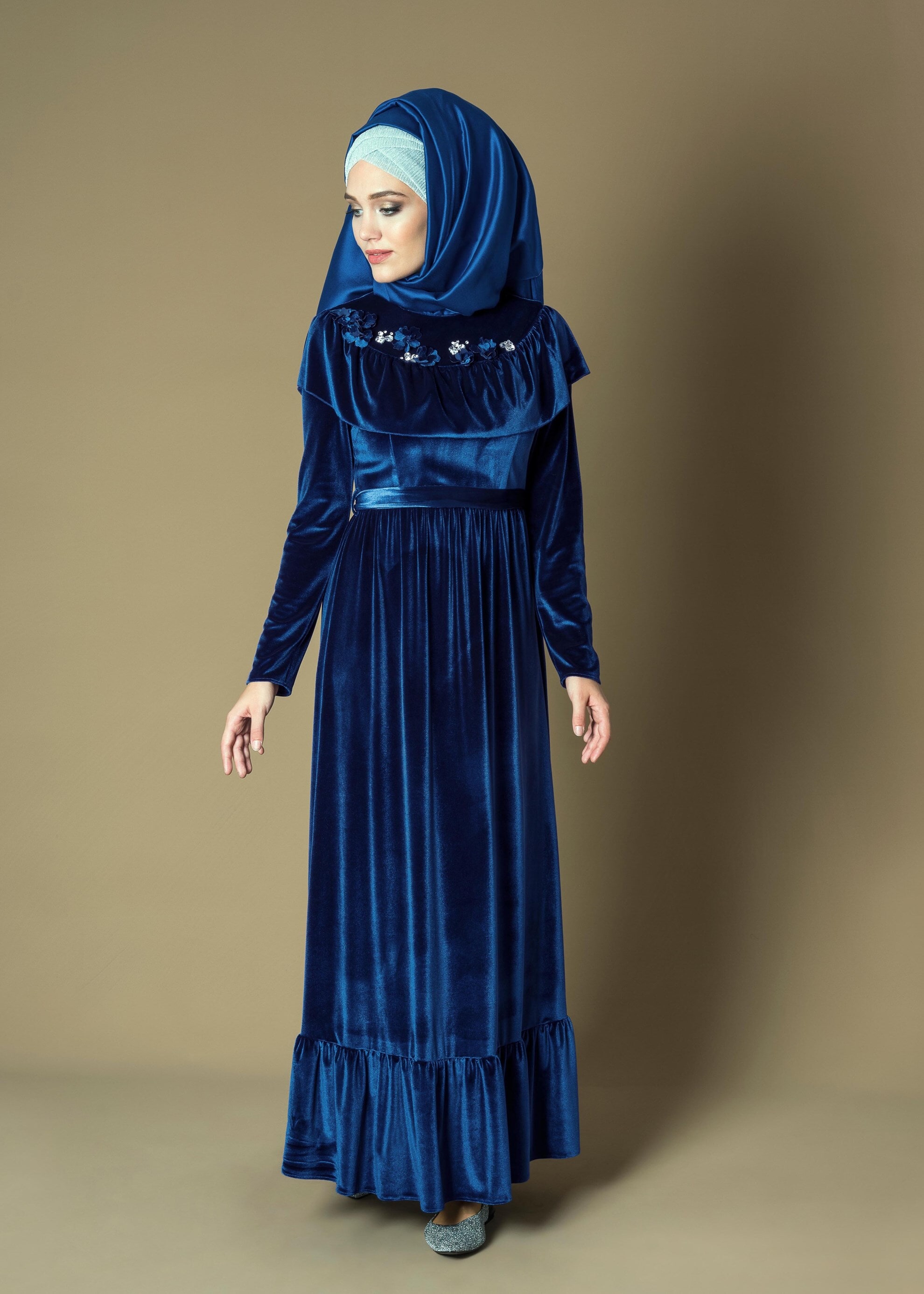 Tesettür giyim LACİVERT NAKIŞ DETAYLI KUŞAKLI KADİFE ELBİSE 4722