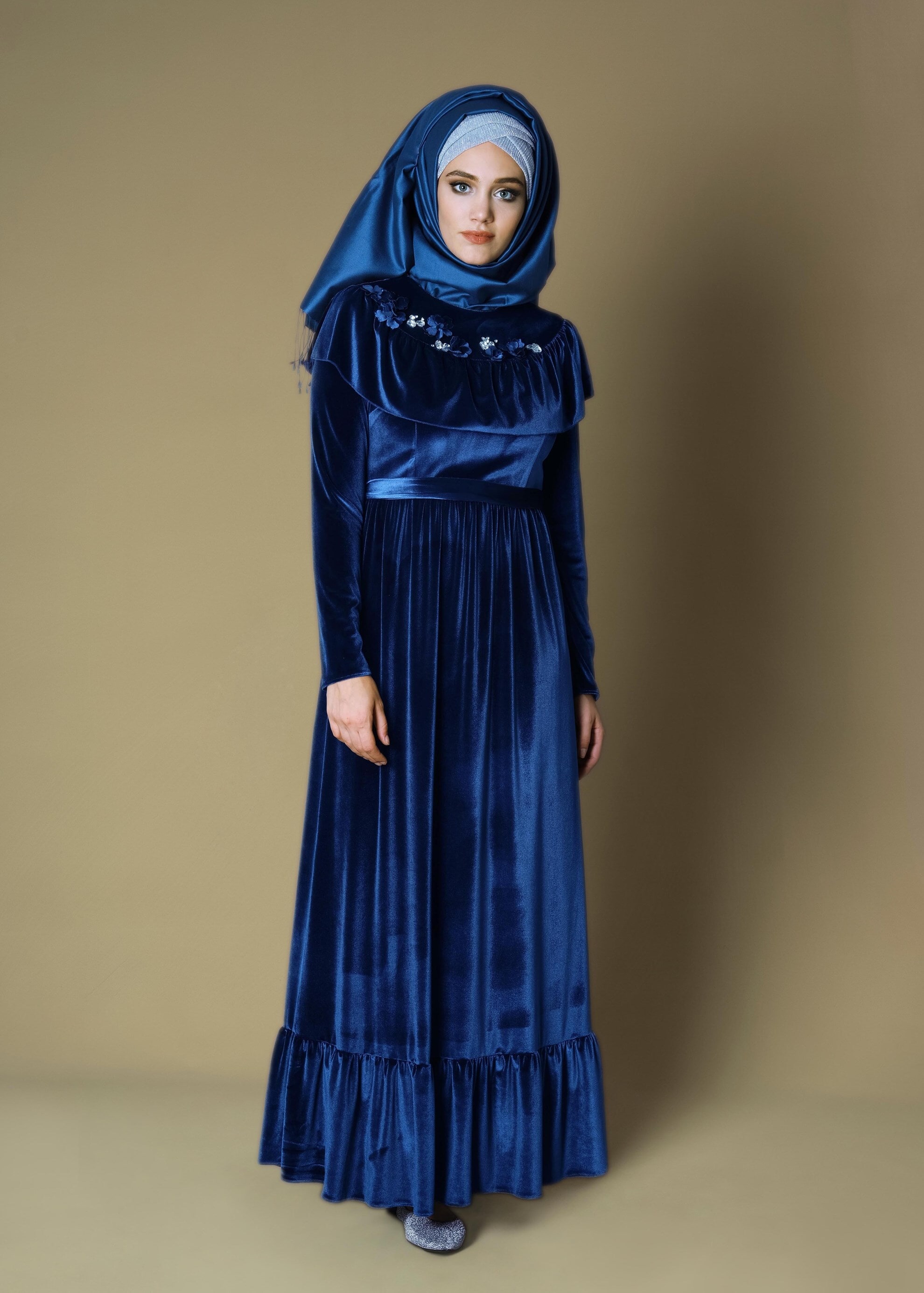 Tesettür giyim LACİVERT NAKIŞ DETAYLI KUŞAKLI KADİFE ELBİSE 4722