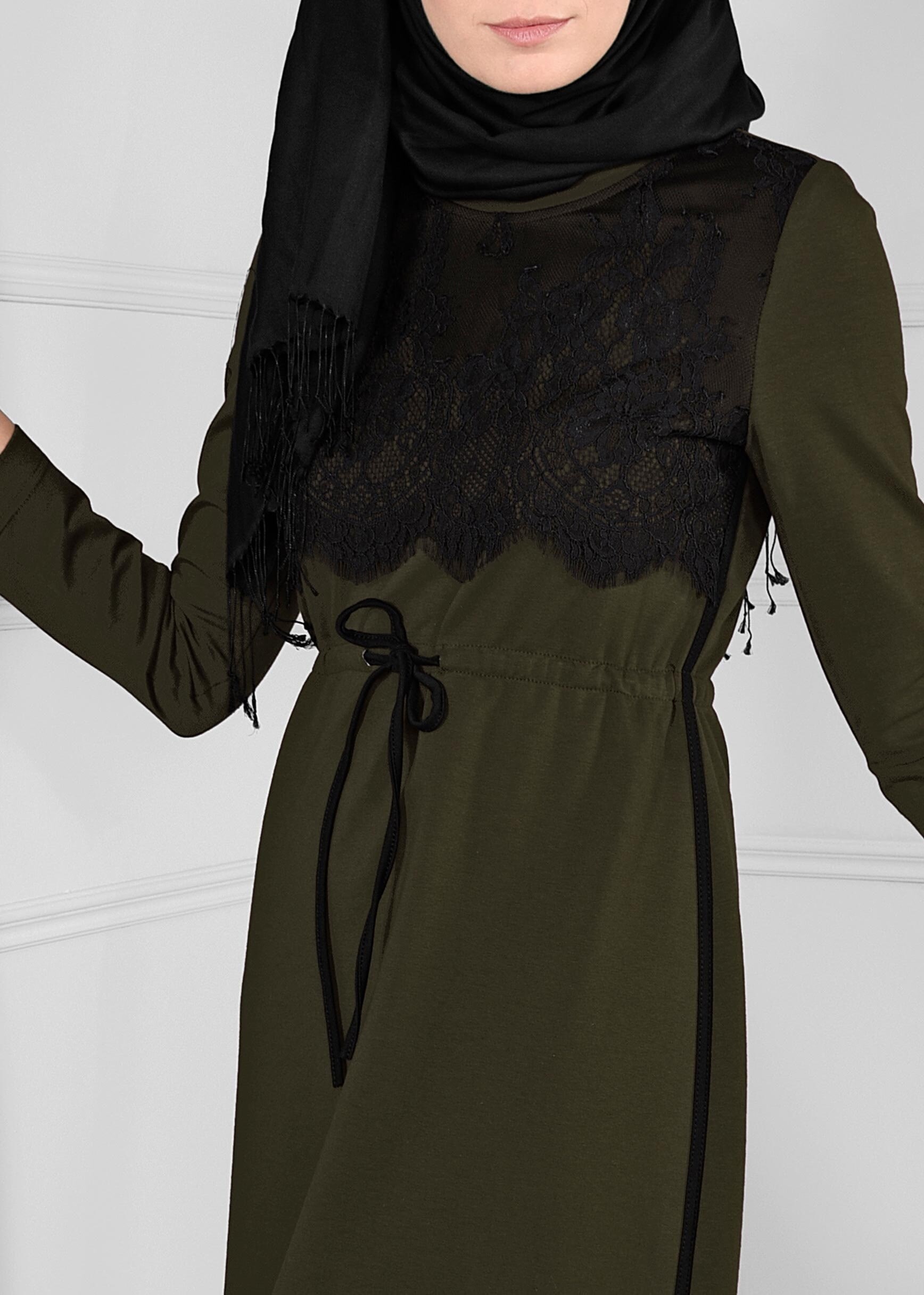 Tesettür giyim HAKİ GÜPÜR DETAYLI BELİ BAĞCIKLI ELBİSE 4748