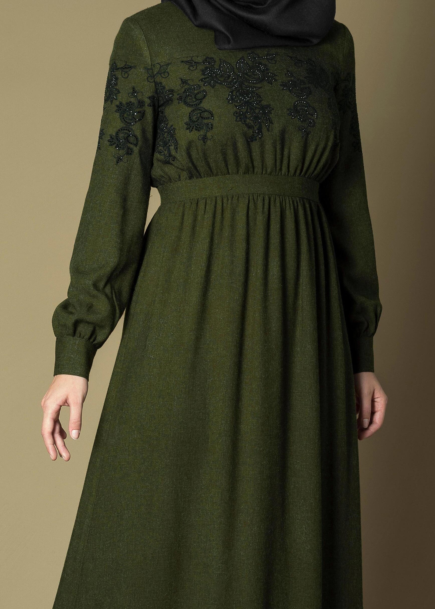 Tesettür giyim HAKİ GÜPÜR İŞLEME DETAYLI ELBİSE 4779