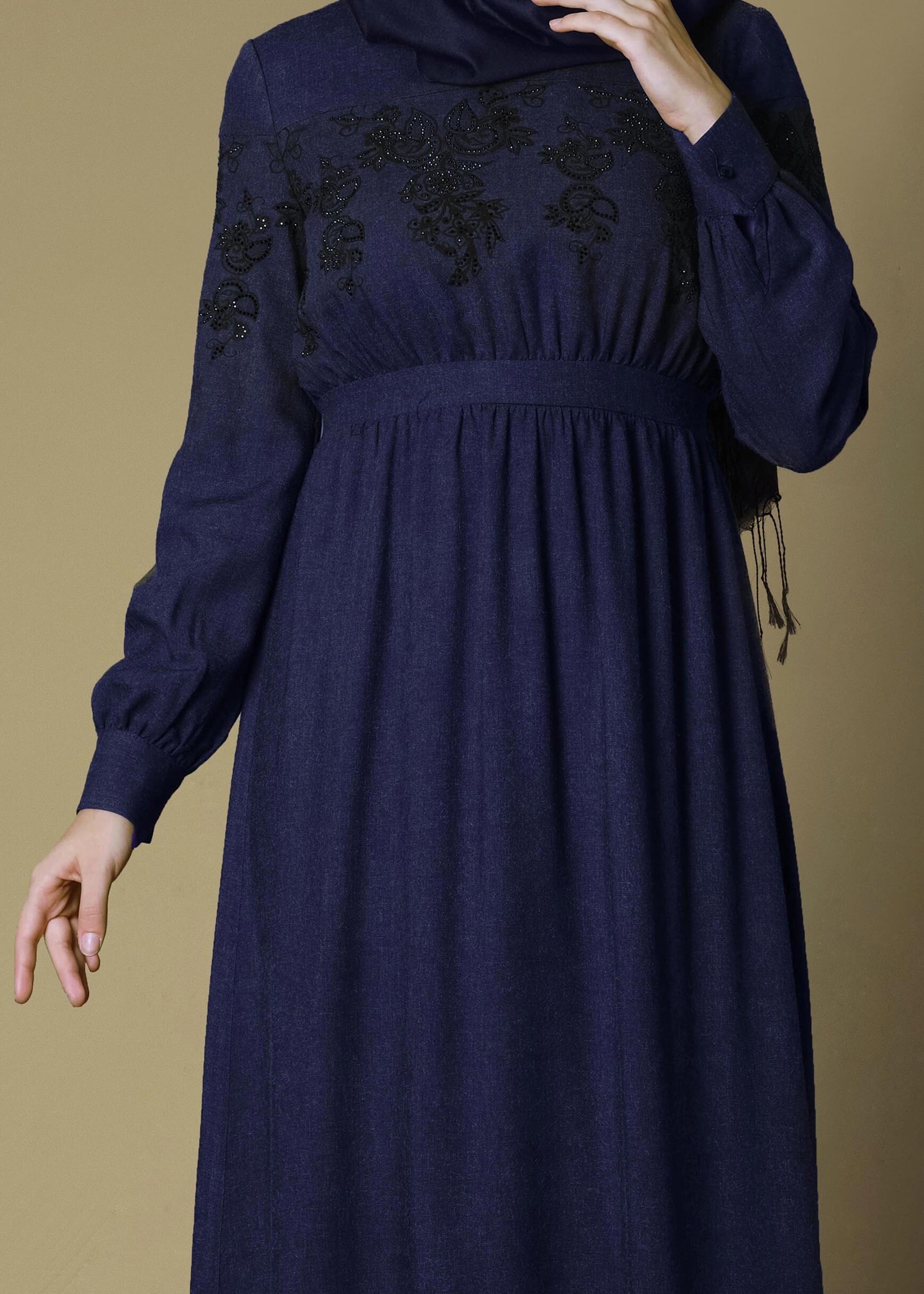 Tesettür giyim LACİVERT GÜPÜR İŞLEME DETAYLI ELBİSE 4779