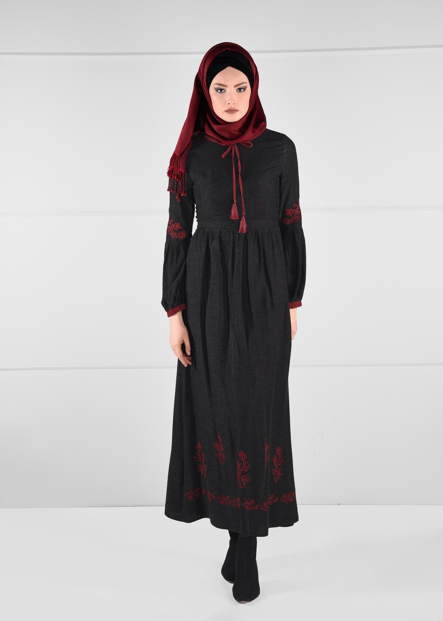 Tesettür giyim SİYAH NAKIŞ İŞLEME DETAYLI PÜSKÜLLÜ ELBİSE 4599-1 