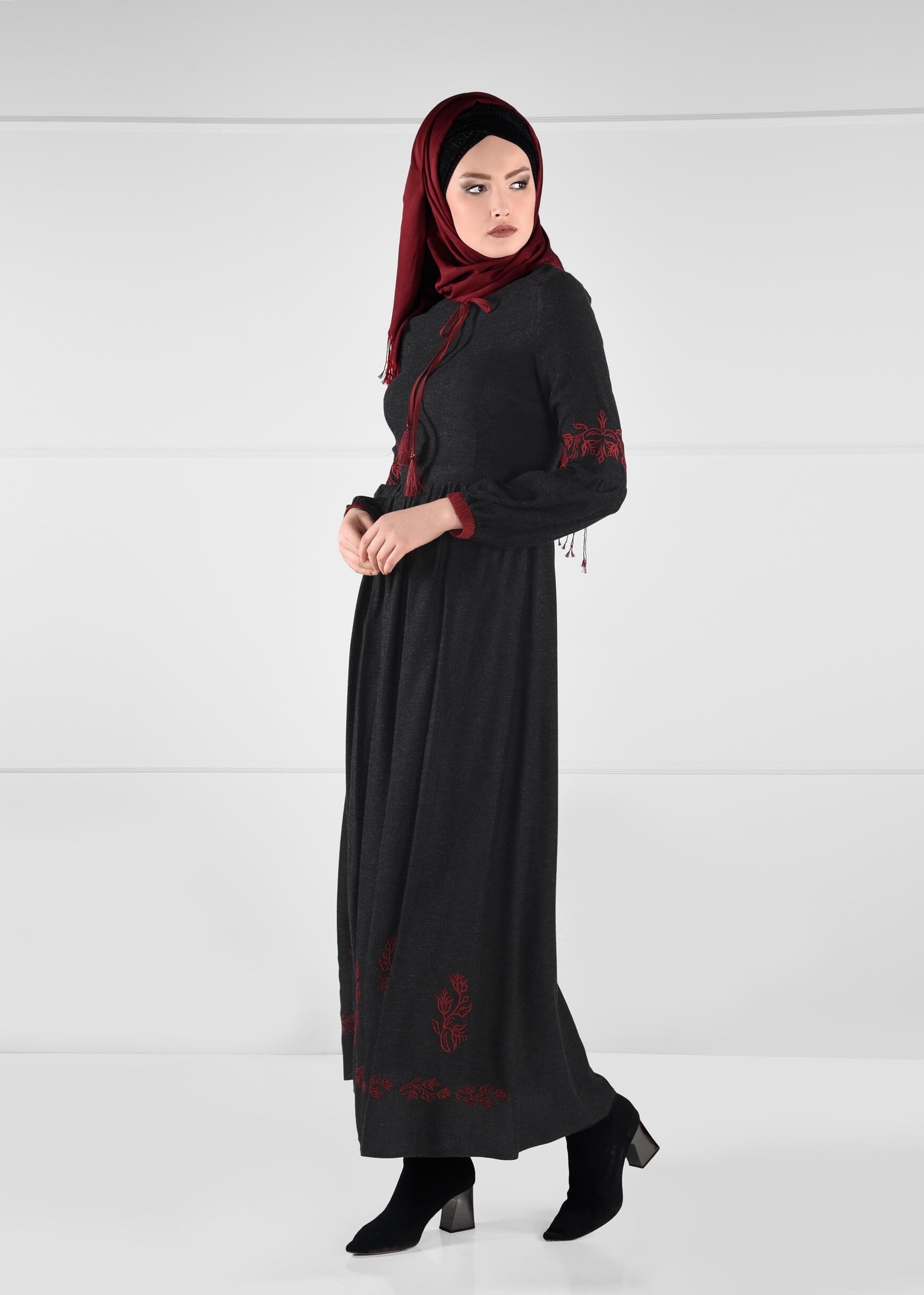 Tesettür giyim SİYAH NAKIŞ İŞLEME DETAYLI PÜSKÜLLÜ ELBİSE 4599-1 