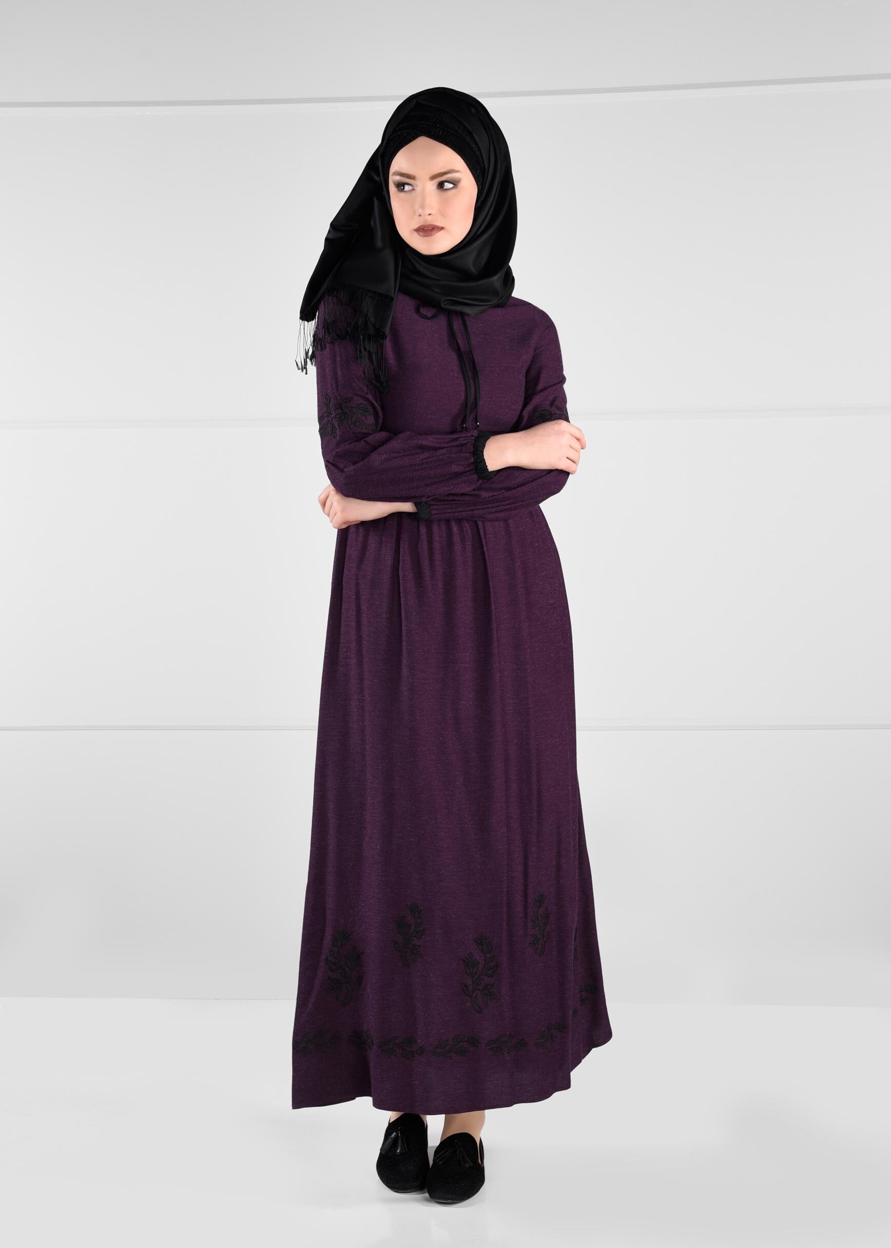 Tesettür giyim MOR NAKIŞ İŞLEME DETAYLI PÜSKÜLLÜ ELBİSE 4599-1 